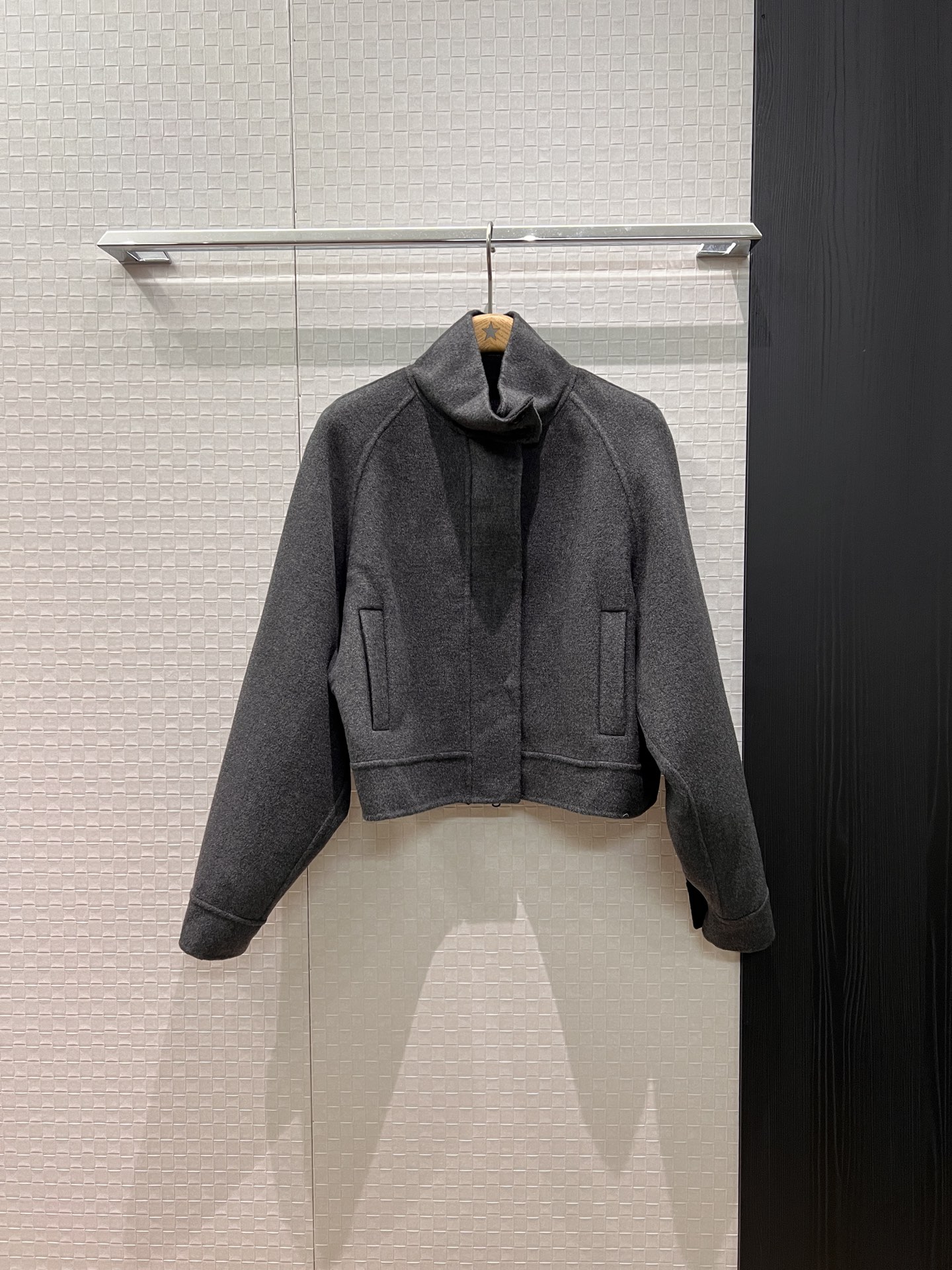 NO:561159,New Bc turtleneck woolen off-shoulder short jacket with classic bead chain logo decoration on the back collar. Loose, casual and versatile for age reduction. Burgundy gray SML,,jackets & coats,jackets & coats,alexander wang19860909新款Bc高领羊毛呢落肩短款夹克外套后领经典珠链标志装饰 宽松休闲减龄百搭 酒红灰色 SML,,jackets & coats,jackets & coats,alexander wang,Women's clothing