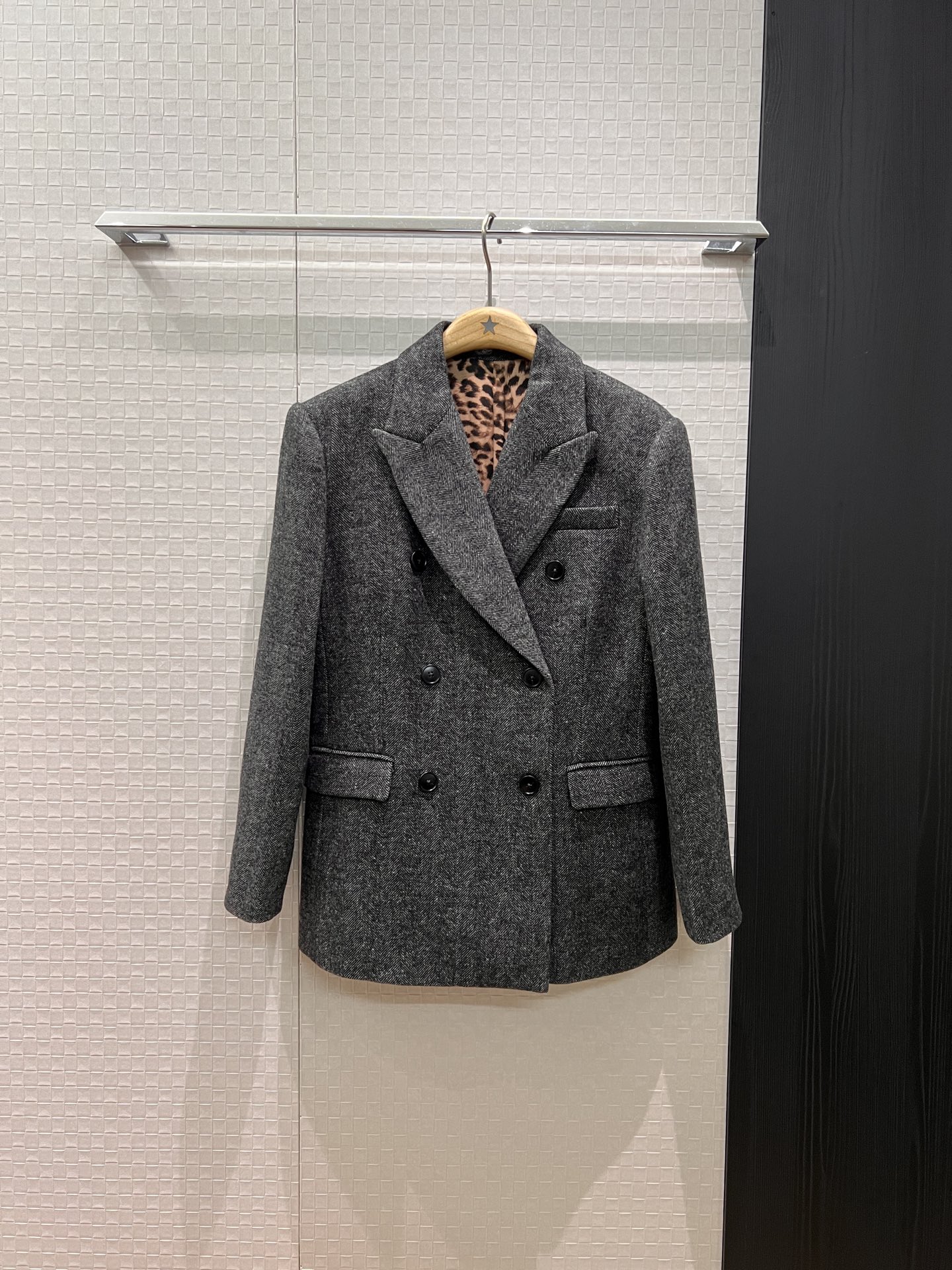 NO:561173,New arrival, leopard print lining, double-breasted herringbone wool blazer, premium gray dark gray, professional commuting, fashionable and capable, can be paired with the same skirt, SML outer,,skirts,jackets & coats,business suit,alexander wang19860909新款来袭豹纹内衬 双排扣人纹羊毛西装外套高级格蕾系深灰 职业通勤 时尚干练可搭同款半裙 SML 外,,skirts,jackets & coats,business suit,alexander wang,Women's clothing