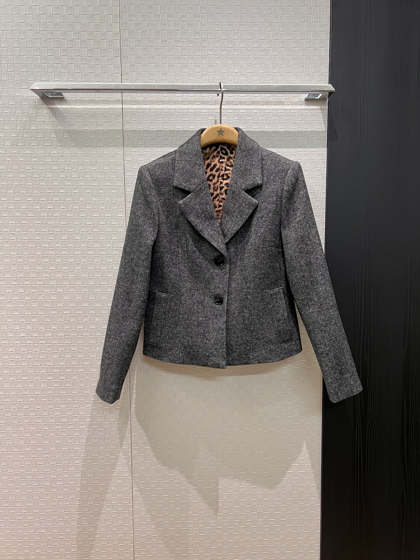 NO:561182,New arrival, leopard print lining, two-button herringbone wool blazer, premium gray dark gray, slim waist, can be worn with the same skirt for commuting fashion, SML outer,,skirts,jackets & coats,business suit,alexander wang19860909新款来袭豹纹内衬 两扣人纹羊毛西装外套高级格蕾系深灰 收腰显瘦 通勤时尚可搭同款半裙 SML 外,,skirts,jackets & coats,business suit,alexander wang,Women's clothing