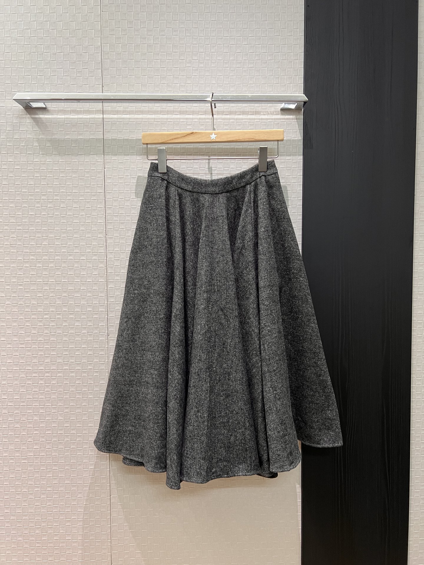 NO:561145,New arrival, leopard print lining, Hepburn-style high-waisted skirt, large swing umbrella skirt with pockets on both sides, high-end gray, fashionable temperament, age-reducing, versatile and elegant lady, can be worn with the same jacket SML,,skirts,jackets & coats,alexander wang19860909新款来袭豹纹内衬 赫本风高腰半裙 大摆伞裙两侧有口袋 高级灰 时尚气质 减龄百搭优雅名媛 可搭同款外套 SML,,skirts,jackets & coats,alexander wang,Women's clothing