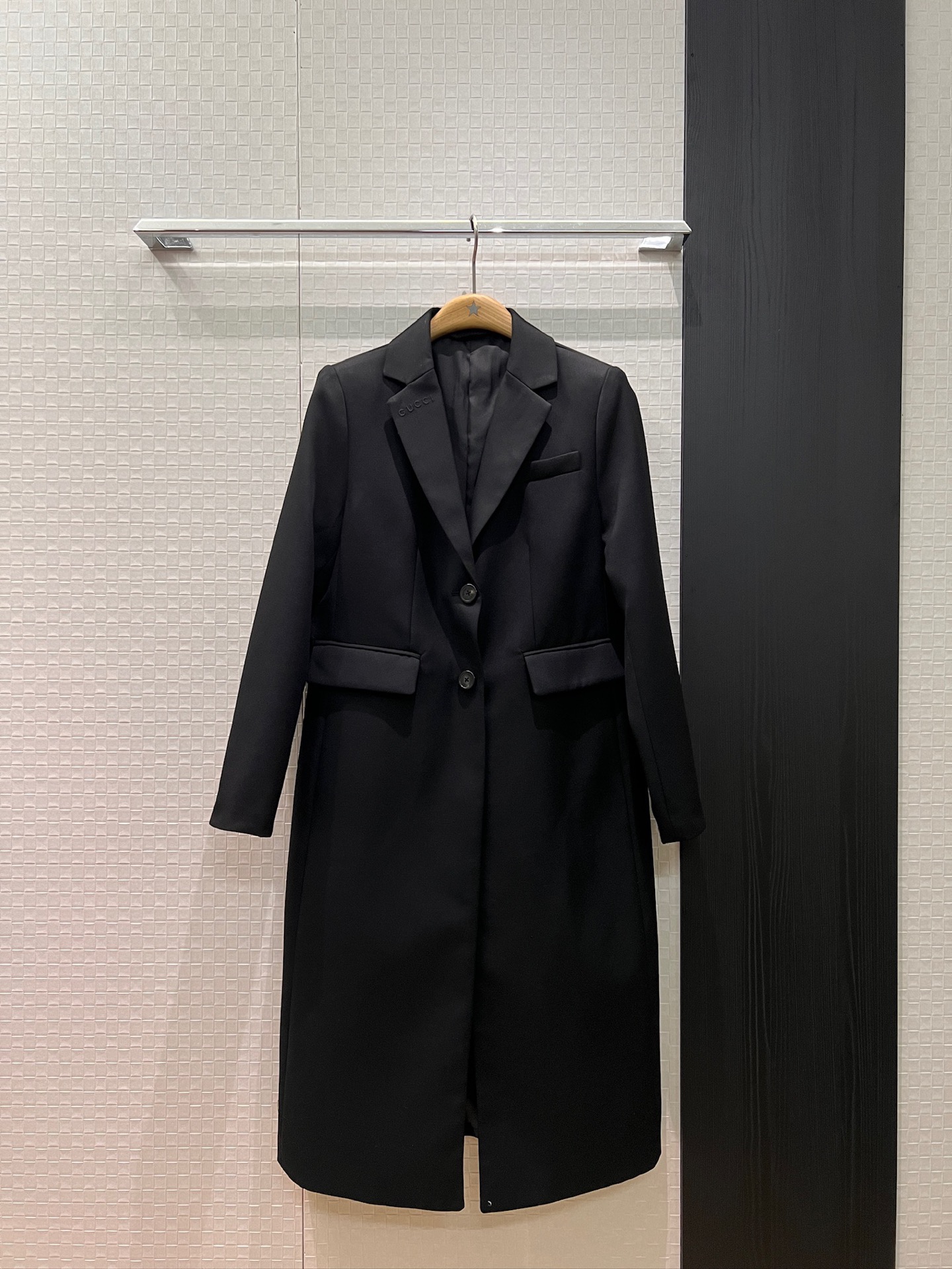 NO:562023,New style of Wang Churan and Wu Qianyu, minimalist two-button suit collar, long coat, embroidered logo letters on the collar, red and black striped webbing splicing decoration, smart queen, wool blend S-XL,,jackets & coats,business suit,alexander wang19860909新款王楚然 吴千语同款 极简两扣西装领长款大衣外套领口刺绣logo字母 红黑条纹织带拼接装饰干练女王 羊毛混纺 S-XL,,jackets & coats,business suit,alexander wang,Women's clothing