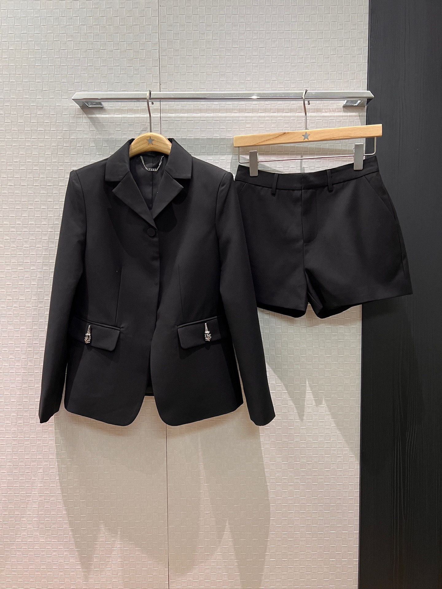 NO:562031,Jacket Shorts New Style Li Qin's Same Style Very Simple Button Blazer High Waist Suit Shorts Waist Embroidered Logo Letters Must-Have for Girls Fashionable Commuting Wool Blended S-XL,,shorts,jackets & coats,business suit,alexander wang19860909外套 短裤新款 李沁同款极简单扣西装外套高腰西装短裤 腰围刺绣logo字母拽姐必备 时尚通勤 羊毛混纺 S-XL,,shorts,jackets & coats,business suit,alexander wang,Women's clothing