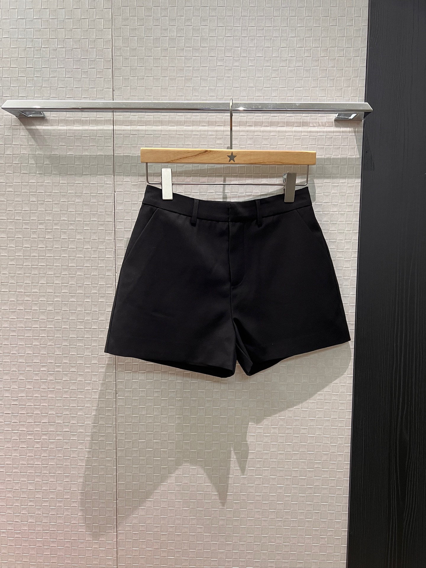 NO:562003,New style Li Qin's same style extremely simple buttoned suit jacket, high-waisted suit shorts, embroidered logo letters on the waist, a must-have for girls, fashionable commuting, wool blended S-XL,,shorts,jackets & coats,business suit,alexander wang19860909新款 李沁同款极简单扣西装外套高腰西装短裤 腰围刺绣logo字母拽姐必备 时尚通勤 羊毛混纺 S-XL,,shorts,jackets & coats,business suit,alexander wang,Women's clothing