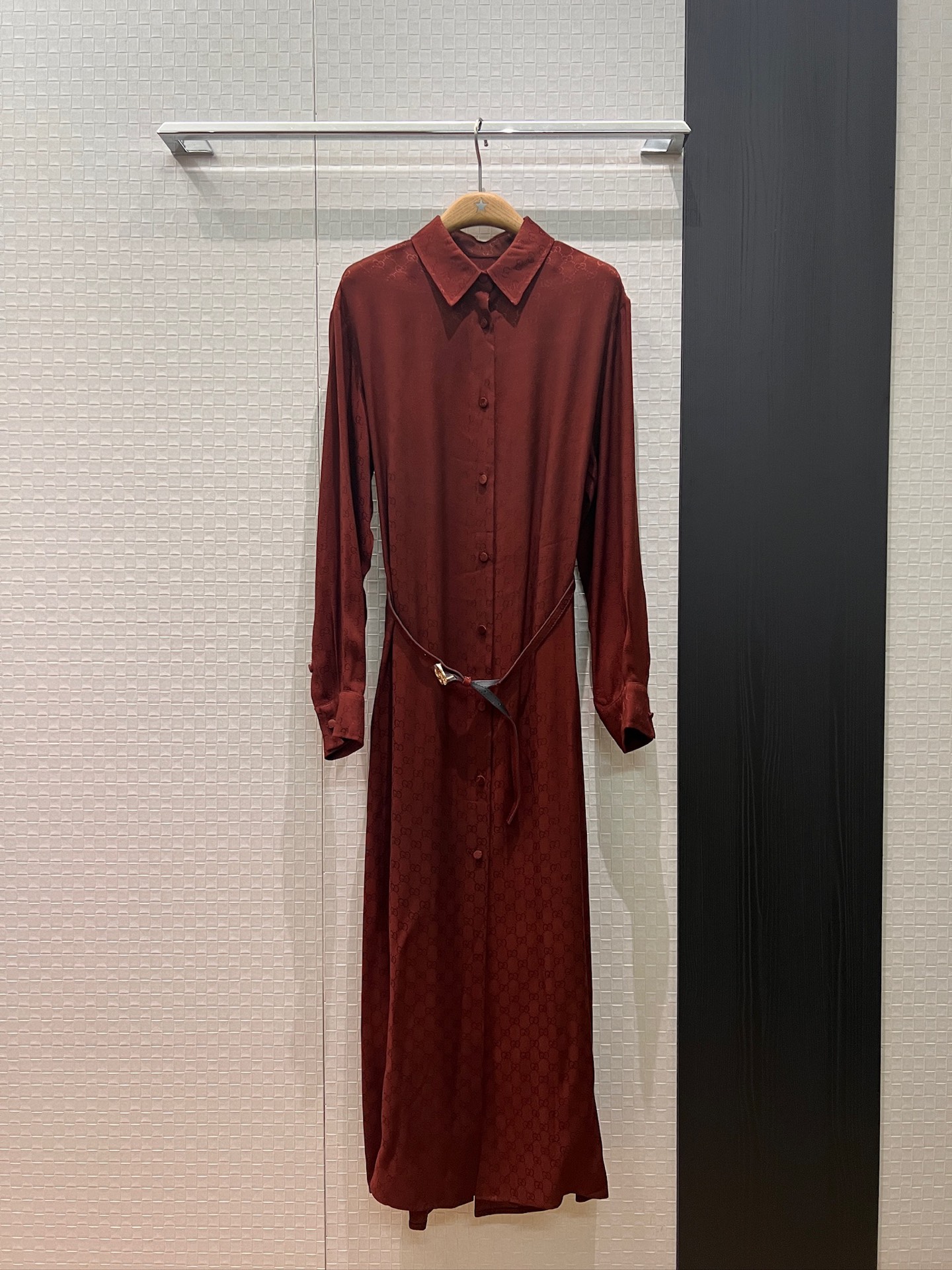 NO:562011,New double G jacquard lapel shirt dress. The long skirt is belted and slimming. The same color buckles. There are pockets on both sides. The hem is slit. It can be worn outside for lazy holidays. Fashionable and casual. Versatile for age reduction. S-XL,,skirts,alexander wang19860909新款双G提花翻领衬衣连衣裙 长裙系腰带修身显瘦 同色包扣 两侧有口袋 下摆开叉 可作外披度假慵懒 时尚休闲 减龄百搭 S-XL,,skirts,alexander wang,Women's clothing