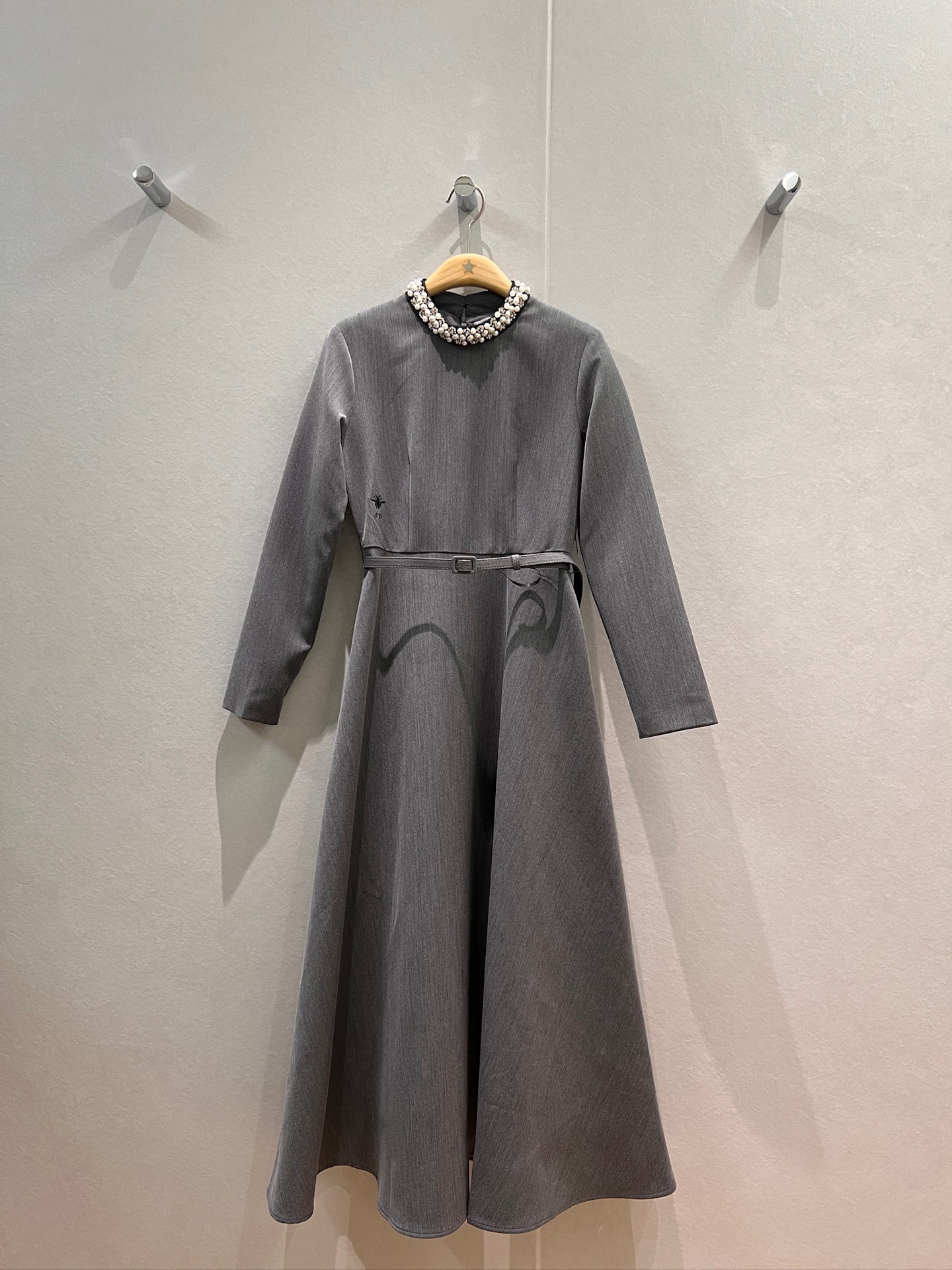 NO:562024,The new neckline is heavily hand-sewn with pearls and diamonds. Long-sleeved dress. Pockets on both sides. Belt. Waist slimming. Ladylike temperament. Low-key luxury black gray. SML,,skirts,alexander wang19860909新款领口重工手缝珍珠镶钻装饰 长袖连衣裙 两侧有口袋 系腰带 收腰显瘦 名媛气质 低调奢华黑色灰色 SML,,skirts,alexander wang,Women's clothing