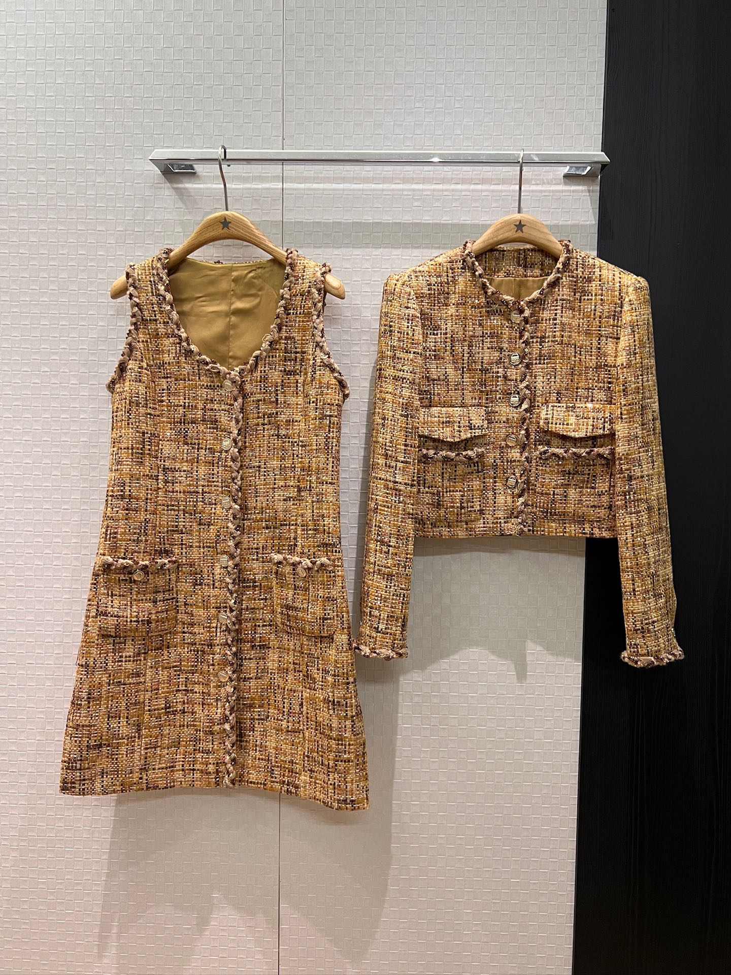 NO:562033,New heavy woven edge decoration, tweed round neck short jacket, pocket decoration on both sides, molded bag buttons, versatile temperament, elegant lady, can be matched with the same style of sundress SML,,skirts,jackets & coats,alexander wang19860909新款重工编织边装饰 粗花呢圆领短款外套两侧口袋装饰 开模包包扣子 气质百搭 名媛优雅可搭同款背心裙 SML,,skirts,jackets & coats,alexander wang,Women's clothing