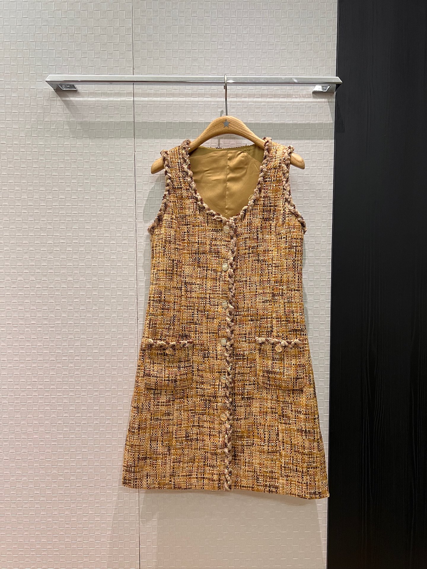 NO:562042,New heavy woven edge decoration, tweed vest sleeveless dress with pocket decoration on both sides, simple temperament, A-line version, slim and not bulky, can be worn with short jackets of the same style SML,,skirts,jackets & coats,alexander wang19860909新款重工编织边装饰 粗花呢背心无袖连衣裙两侧口袋装饰 简约气质 A字版型 显瘦不挑人可搭同款短款外套 SML,,skirts,jackets & coats,alexander wang,Women's clothing