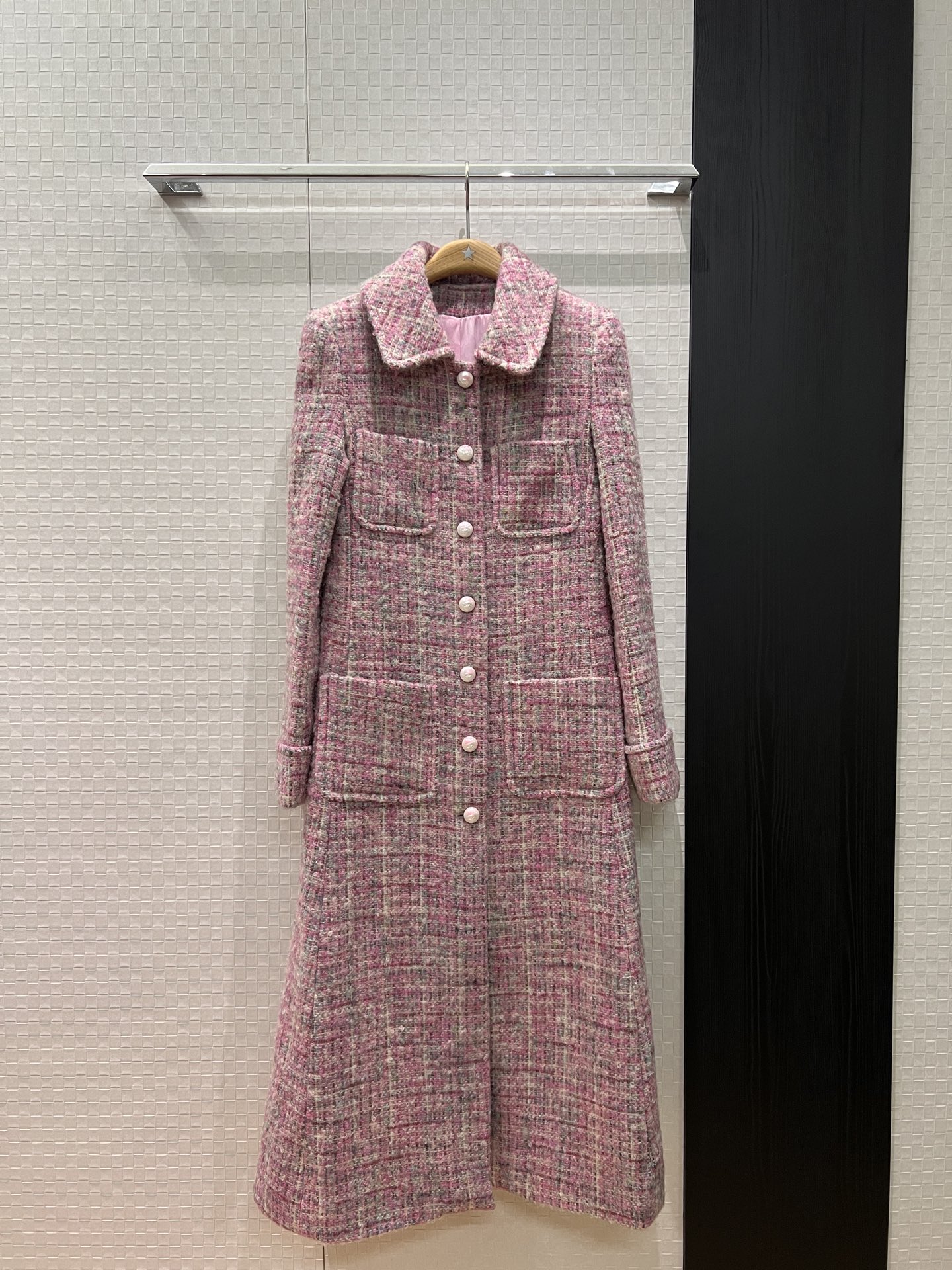 NO:562054,New arrival for autumn and winter 25b wool woven tweed pink long coat classic four pockets reverse rolled cuffs A-line version camellia lining molded buttons elegant big brand style SML,,jackets & coats,alexander wang19860909新款来袭秋冬25b 羊毛编织粗花呢粉色长款大衣外套经典四个口袋 袖口反卷边设计 A字版型 山茶花内衬 开模扣子优雅大气 大牌范儿 SML,,jackets & coats,alexander wang,Women's clothing