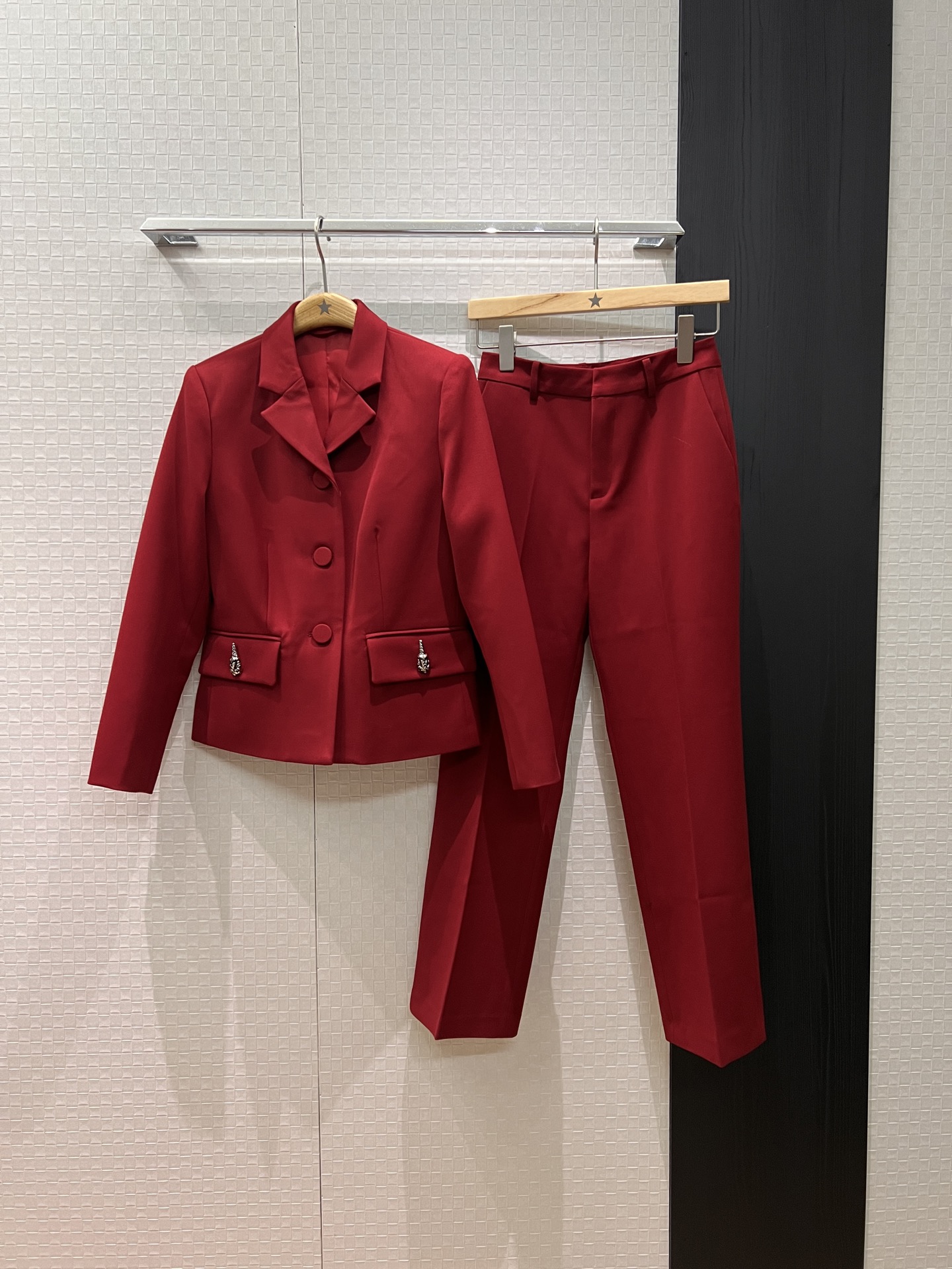 NO:563065,Jacket and trousers P new show style, short red jacket with suit collar, minimalist casual trousers, fabric covered buttons, embroidered logo letter set, neat and capable, commuter fashion S-XL,,jackets & coats,business suit,alexander wang19860909外套裤子P新款秀款 西装领短款红色外套极简休闲西裤 面料包扣 刺绣logo字母一套搭配 利落干练 通勤时尚 S-XL,,jackets & coats,business suit,alexander wang,Women's clothing