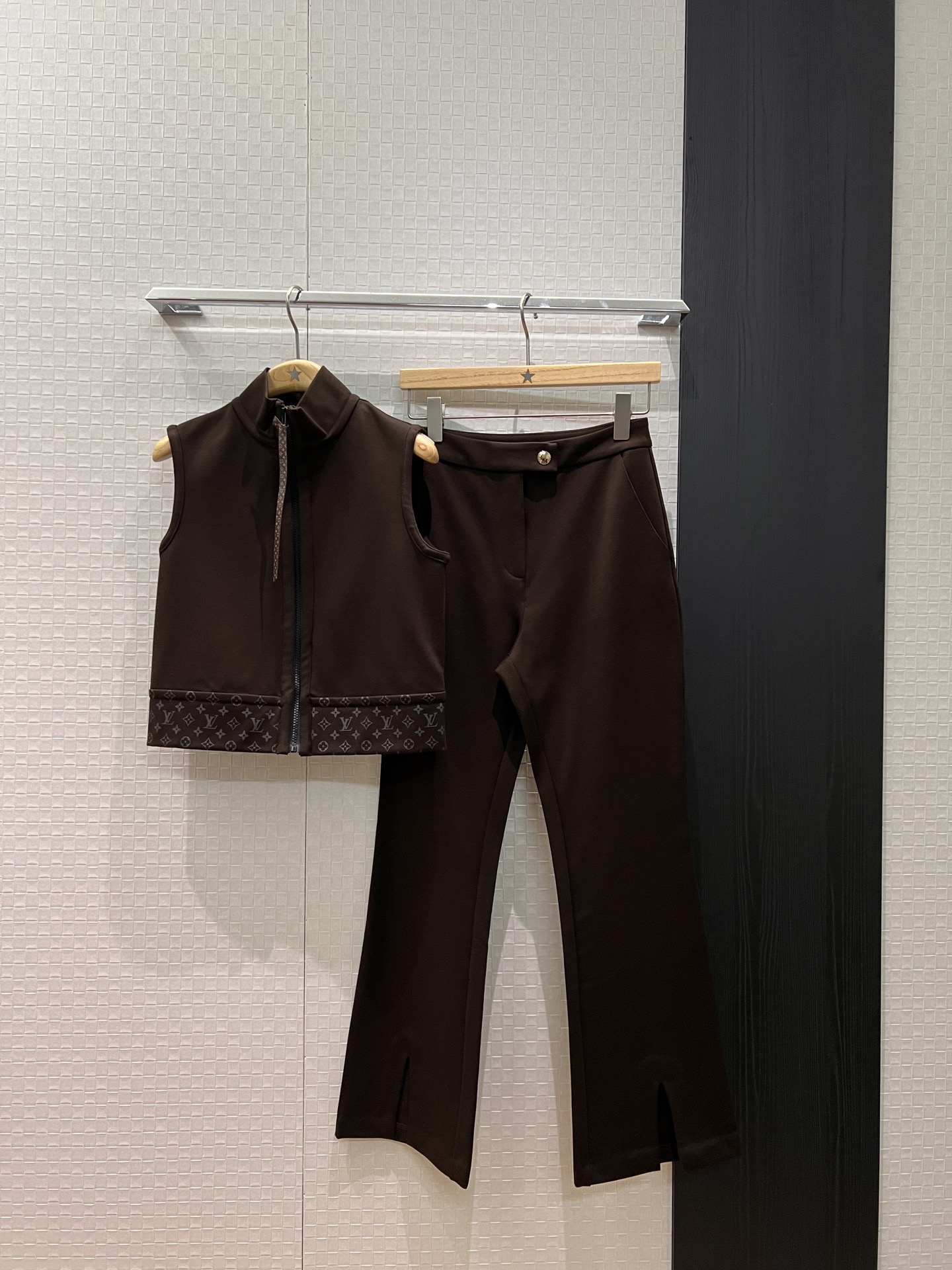 NO:563083,New spliced ​​presbyopia casual suit, high collar zipper vest top, slit micro-flare pants, slim fit, sporty and age-reducing black coffee color S-XL,,alexander wang19860909新款拼接老花休闲套装 高领拉链马甲背心上衣开叉微喇叭裤 修身显瘦 运动减龄黑色咖色 S-XL,,alexander wang,Women's clothing