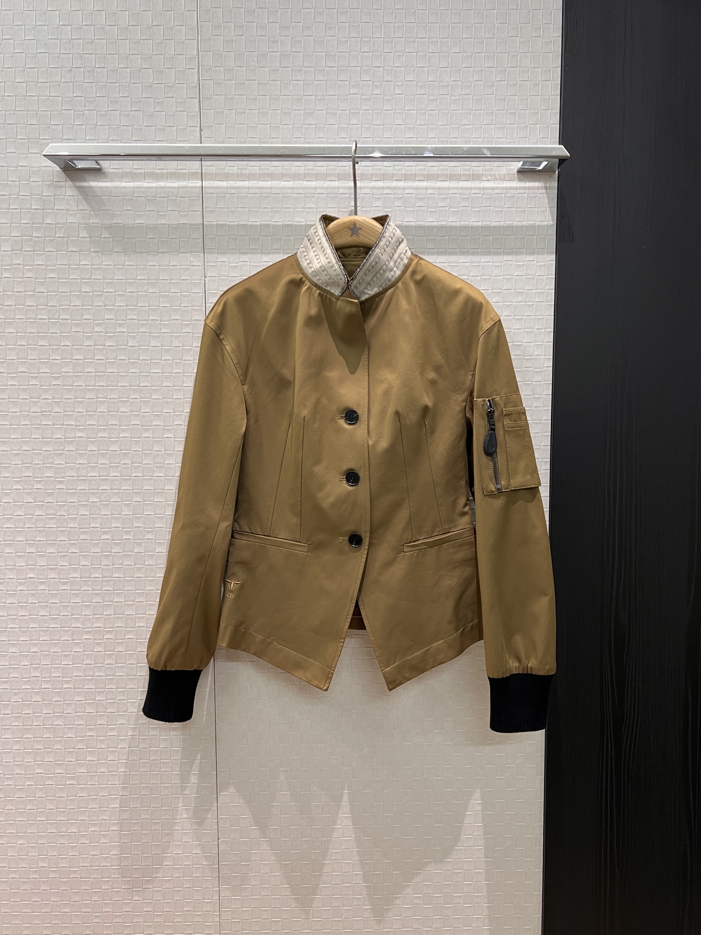 NO:563095,Autumn and winter new style Zhang Yifan's same style, show style, tailoring and stitching, stand-up p-neck waist jacket, two styles of collars, two fake pieces, zippered fishbone waist design, detachable, three-dimensional tailoring, waist embroidery, bee, capable and handsome, sweet and versatile, fashionable must-have, can be paired with the same series of knight pants, black khaki S-XL,,jackets & coats,jackets & coats,alexander wang19860909秋冬新款张意凡同款 秀款 裁剪拼接缝线立p领收腰夹克外套 两种风格衣领穿搭拼接假两件 拉链鱼骨束腰设计 可拆卸 立体剪裁收腰刺绣小蜜蜂 干练帅气 甜飒百搭 时尚必备 可搭同系列骑士中裤 黑色卡其 S-XL,,jackets & coats,jackets & coats,alexander wang,Women's clothing