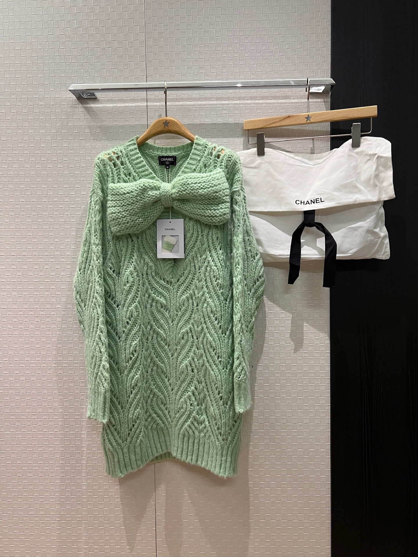 NO:563105,New Park Bo Young's same style, 25K large bow decoration, removable buttons, mint green thick needlework hollow V-neck sweater dress, knitted dress with diamond double C logo decoration, age-reducing temperament, sweet and versatile, delivery storage bag cloth bag SML,,skirts,sweaters,alexander wang19860909新款朴宝英同款 25K 大蝴蝶结装饰 可扣子装卸 薄荷绿粗棒针镂空V领毛衣裙 针织连衣裙镶钻双C标志装饰 气质减龄甜美百搭 配送收纳袋布包 SML,,skirts,sweaters,alexander wang,Women's clothing