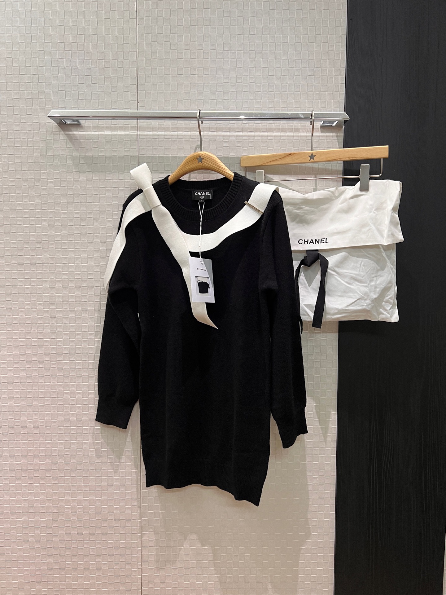 NO:563115,New Park Bo Young's same style 25K contrasting white bow ribbon sweater dress knitted dress with diamond logo decoration, elegant and age-reducing, sweet and versatile, delivery storage bag cloth bag SML,,skirts,sweaters,alexander wang19860909新款朴宝英同款 25K 撞色白色蝴蝶结飘带毛衣裙 针织连衣裙镶钻logo标志装饰 气质减龄甜美百搭 配送收纳袋布包 SML,,skirts,sweaters,alexander wang,Women's clothing