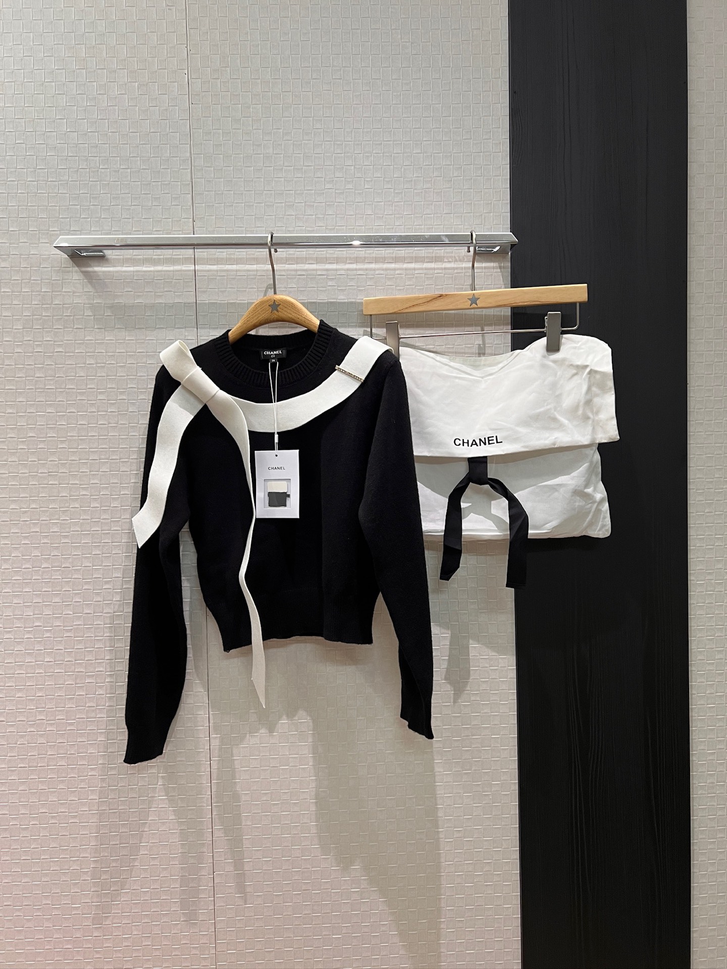 NO:563124,New Park Bo Young's same style 25K contrasting white bow ribbon knitted top Long-sleeved sweater with diamond logo decoration Temperament that reduces age, sweetness and versatility Delivery storage bag cloth bag SML,,sweaters,alexander wang19860909新款朴宝英同款 25K 撞色白色蝴蝶结飘带针织上衣 长袖毛衣镶钻logo标志装饰 气质减龄甜美百搭 配送收纳袋布包 SML,,sweaters,alexander wang,Women's clothing