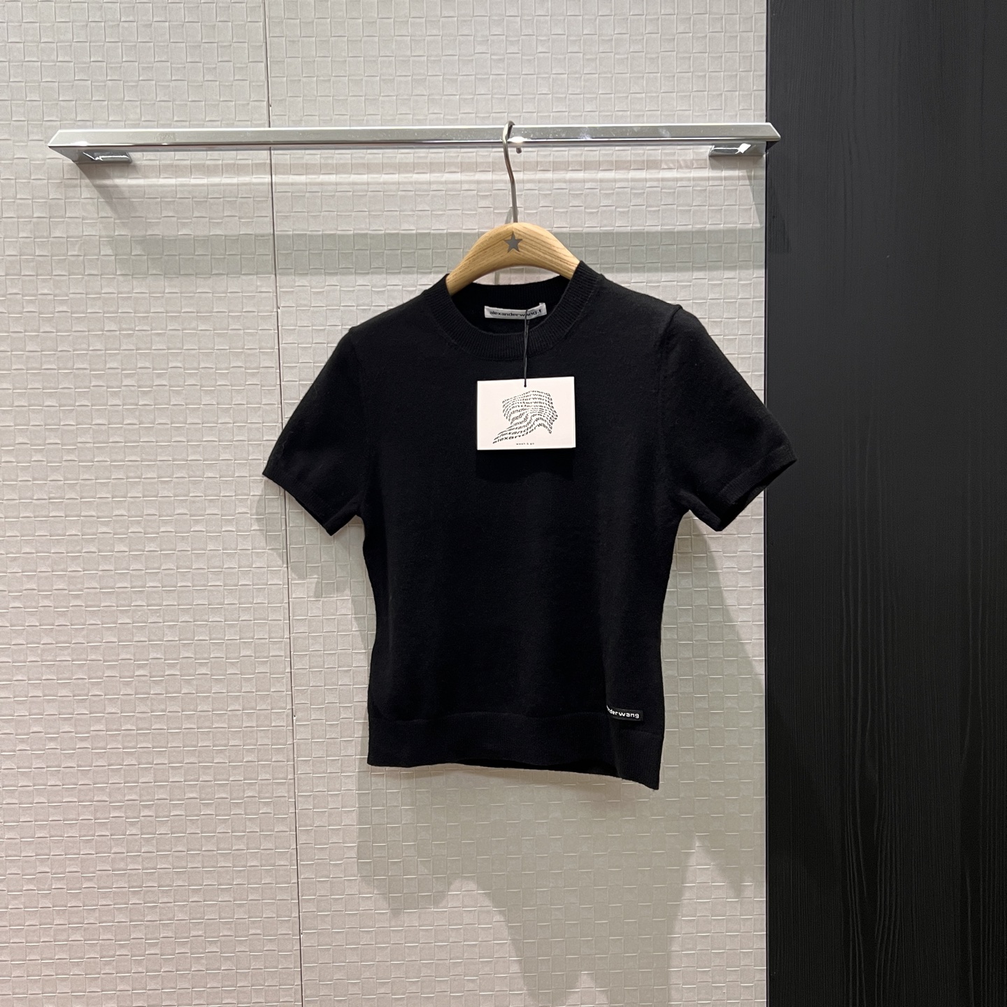 NO:563126,King 25 autumn and winter logo small label decoration round neck pullover short-sleeved knitted top short design minimalist casual temperament versatile age-reducing item black dark gray light gray SML,,alexander wang,T-shirt,alexander wang19860909大王 25秋冬logo小标签装饰圆领套头短袖针织上衣短款设计 极简休闲气质百搭 减龄单品 黑色深灰浅灰 SML,,alexander wang,T-shirt,alexander wang,Women's clothing