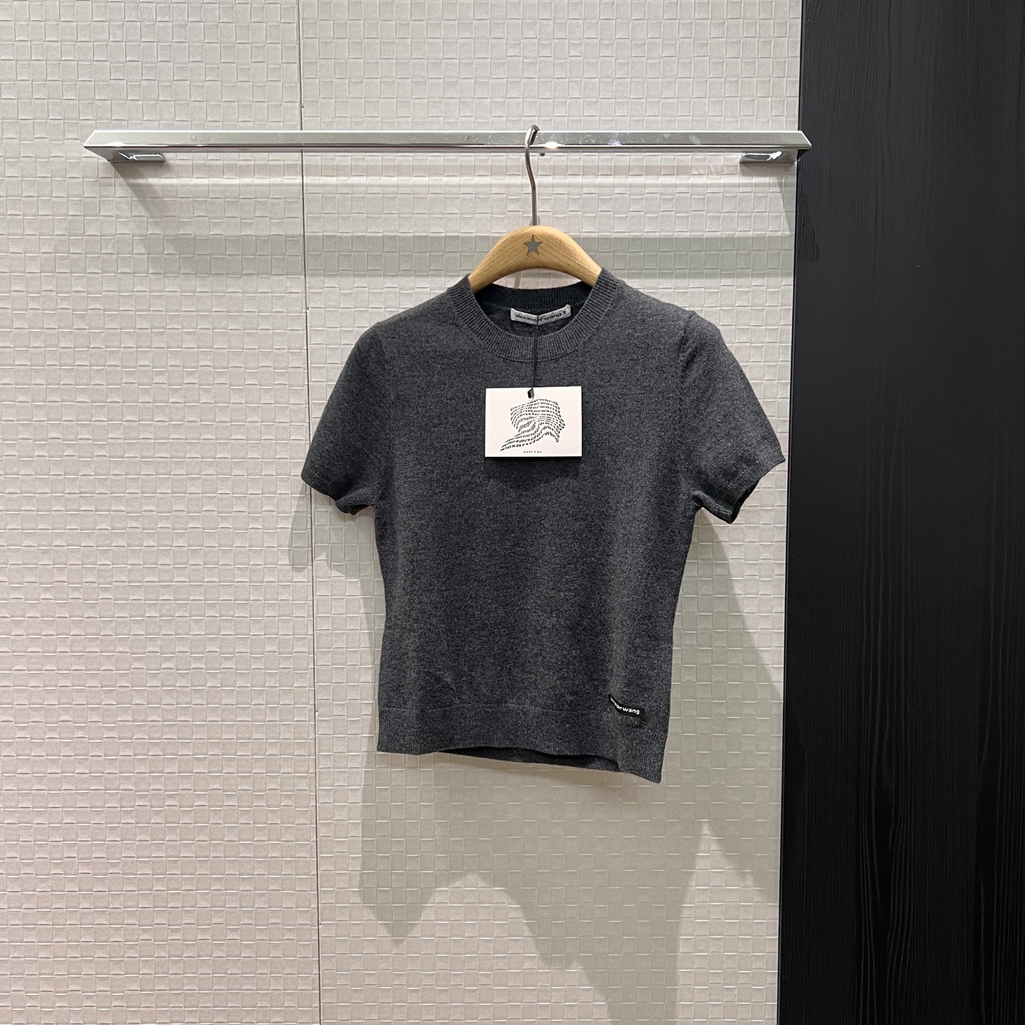 NO:563138,King 25 autumn and winter logo small label decoration round neck pullover short-sleeved knitted top short design minimalist casual temperament versatile age-reducing item black dark gray light gray SML,,alexander wang,T-shirt,alexander wang19860909大王 25秋冬logo小标签装饰圆领套头短袖针织上衣短款设计 极简休闲气质百搭 减龄单品 黑色深灰浅灰 SML,,alexander wang,T-shirt,alexander wang,Women's clothing