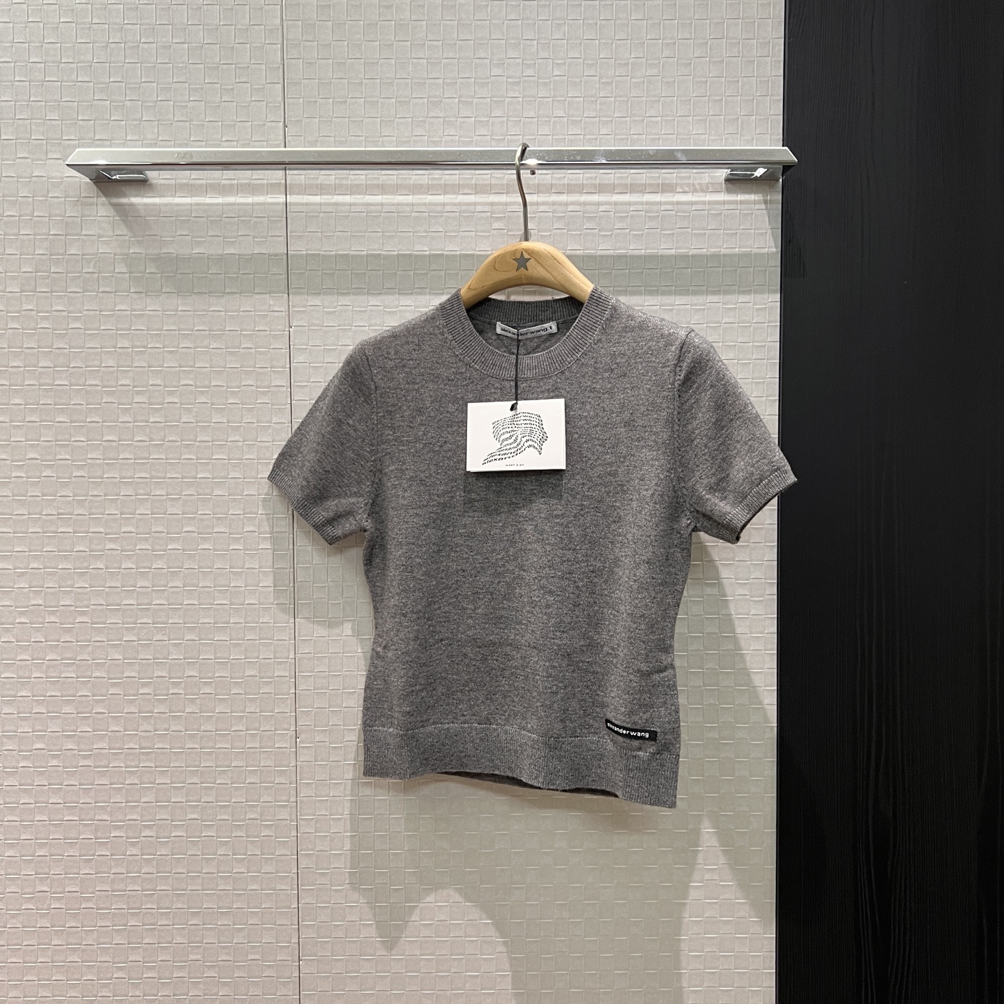 NO:563098,King 25 autumn and winter logo small label decoration round neck pullover short-sleeved knitted top short design minimalist casual temperament versatile age-reducing item black dark gray light gray SML,,alexander wang,T-shirt,alexander wang19860909大王 25秋冬logo小标签装饰圆领套头短袖针织上衣短款设计 极简休闲气质百搭 减龄单品 黑色深灰浅灰 SML,,alexander wang,T-shirt,alexander wang,Women's clothing