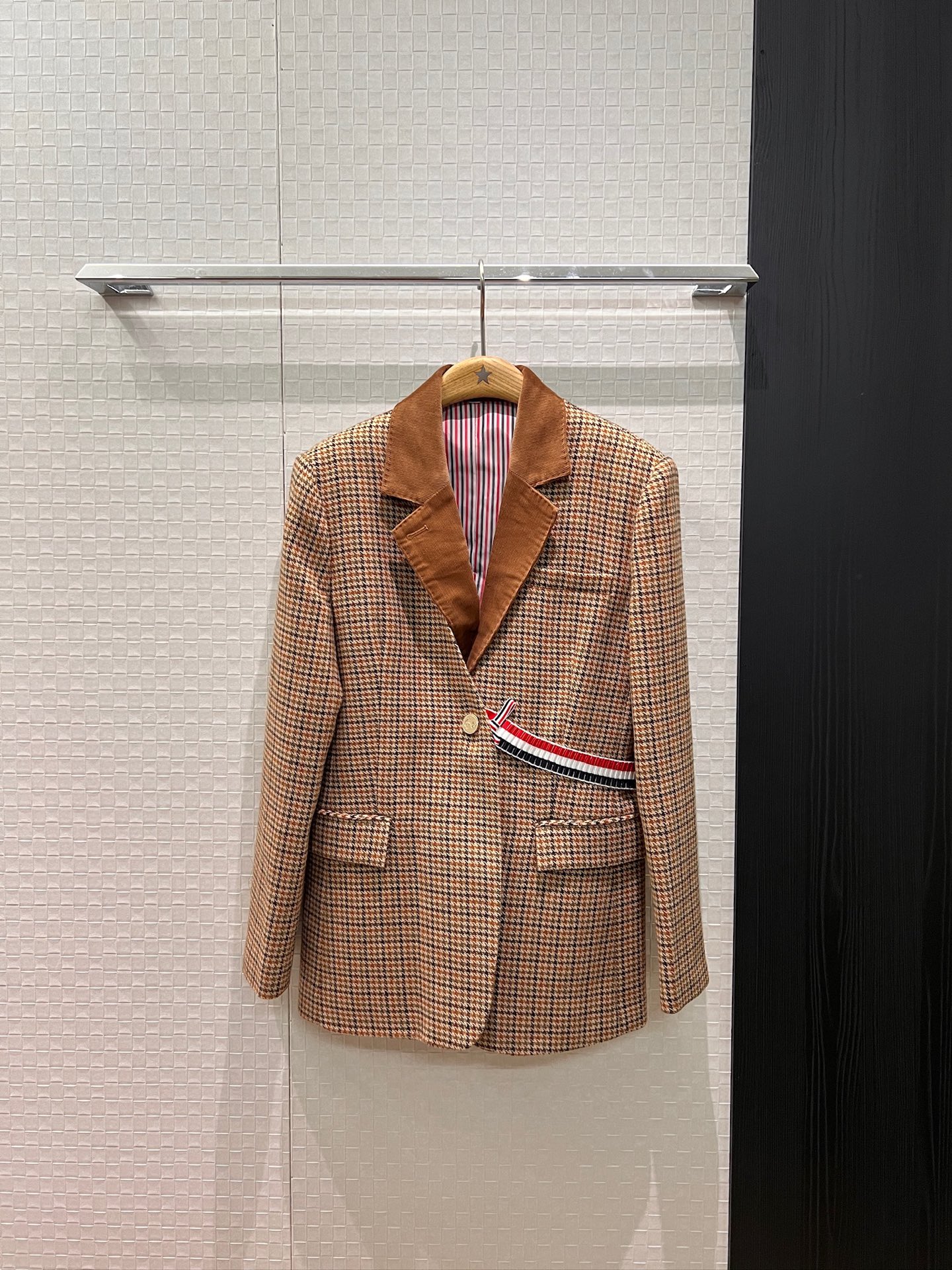 NO:563118,New arrival: TB corduroy vest, houndstooth two-piece set, V-neck suit jacket, red, white and blue webbing decoration, classic red, white and blue lining, multiple ways to wear, casual, age-reducing, sweet and cool, versatile SML,,jackets & coats,business suit,alexander wang19860909新款来袭TB灯芯绒马甲千鸟格两件套 V领西装外套 红白蓝织带装饰经典红白蓝内衬 多穿法 休闲减龄甜酷百搭 SML,,jackets & coats,business suit,alexander wang,Women's clothing