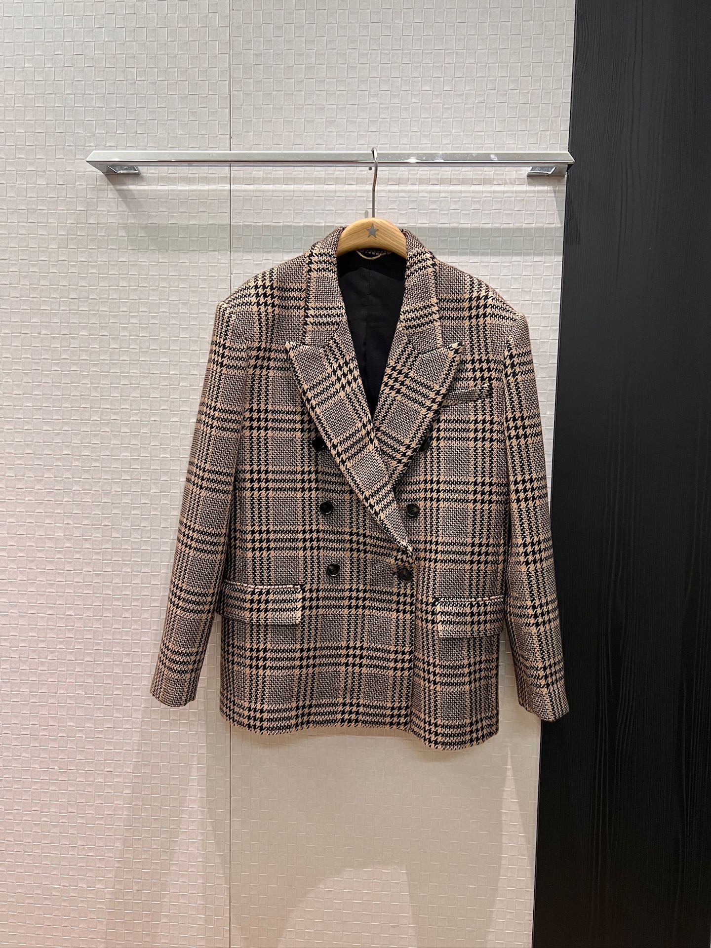 NO:564177,New style Qin Lan and Song Jia carbonate same style Retro houndstooth wool silhouette coat double breasted with broad shoulders Sister Sa is loose with inner pockets on both sides SML,,jackets & coats,alexander wang19860909新款秦岚 宋佳 碳酸同款 复古千鸟格纹羊毛 廓形外套双排扣阔肩 飒姐宽松两侧有内袋 SML,,jackets & coats,alexander wang,Women's clothing