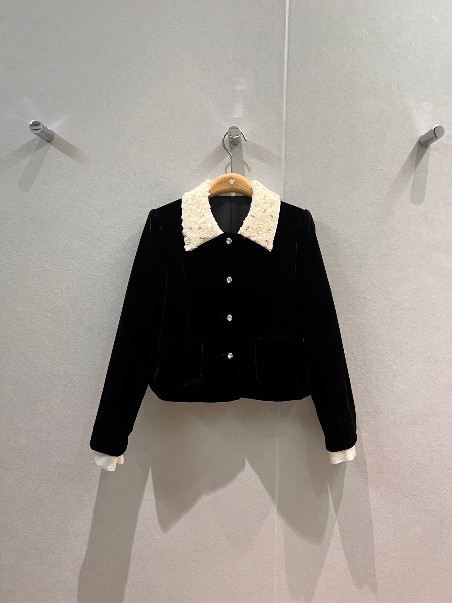 NO:564140,New heavy-duty diamond-encrusted three-dimensional lace collar short velvet jacket fake two-piece spliced ​​cuffs miu lining miu style socialite lady temperament age-reducing S-XL,,miumiu,jackets & coats,alexander wang19860909新款重工镶钻立体花边领短款丝绒外套假两件拼接袖口 miu里miu气 名媛淑女 气质减龄S-XL,,miumiu,jackets & coats,alexander wang,Women's clothing