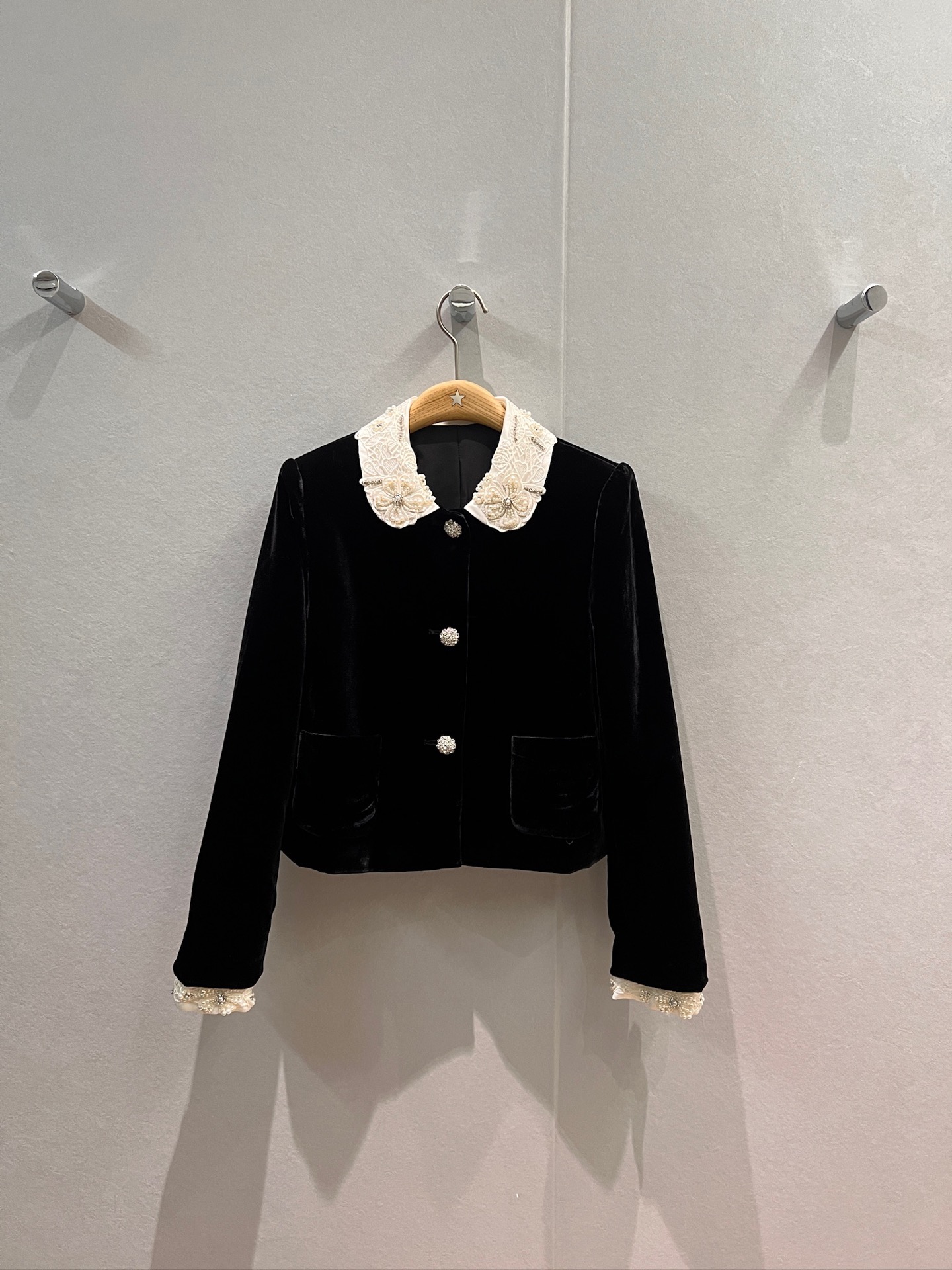 NO:564192,New three-dimensional embroidered pearl diamond collar short velvet jacket fake two-piece spliced ​​cuffs, cuffs beaded and rhinestone decoration, heavy-duty molded buttons, miu lining, miu style, socialite lady, temperament, age-reducing S-XL,,miumiu,jackets & coats,alexander wang19860909新款立体绣花珍珠镶钻领短款丝绒外套假两件拼接袖口 袖口钉珠水钻装饰 重工开模扣 miu里miu气 名媛淑女 气质减龄S-XL,,miumiu,jackets & coats,alexander wang,Women's clothing