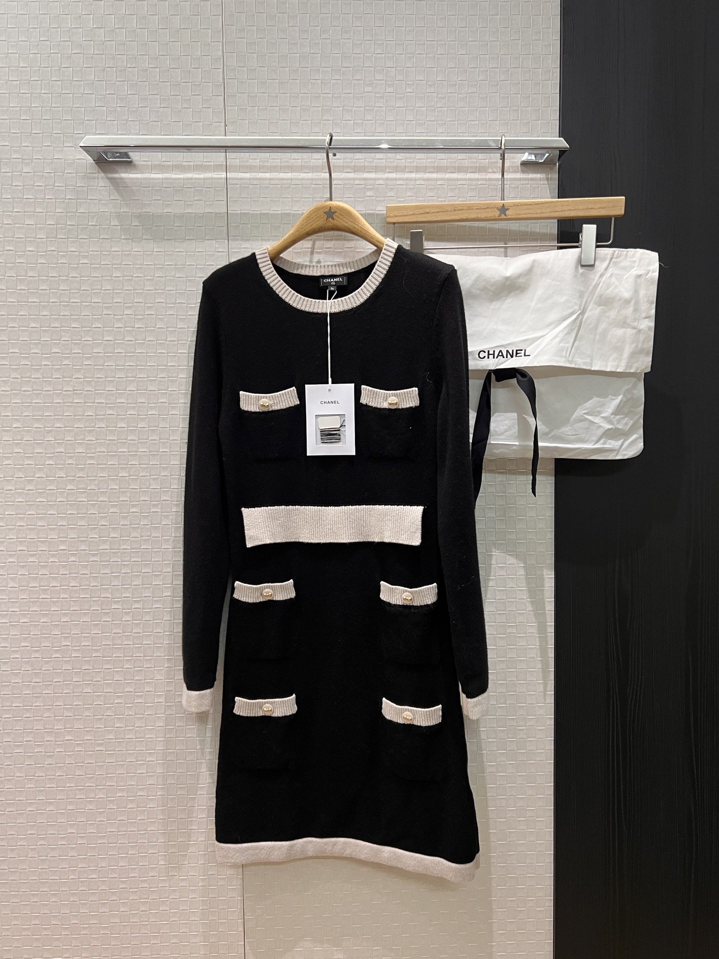 NO:564163,New 25K fake two-piece color-blocked long-sleeved knitted dress with bow and double C buckle, multi-pocket decoration, cashmere blend, temperament for commuting, slim fit, delivery storage bag cloth bag, black apricot SML,,skirts,alexander wang19860909新款25K 假两件拼色长袖针织连衣裙蝴蝶结双c扣 多口袋装饰羊绒混纺 气质通勤 修身显瘦 配送收纳袋布包 黑色杏色 SML,,skirts,alexander wang,Women's clothing