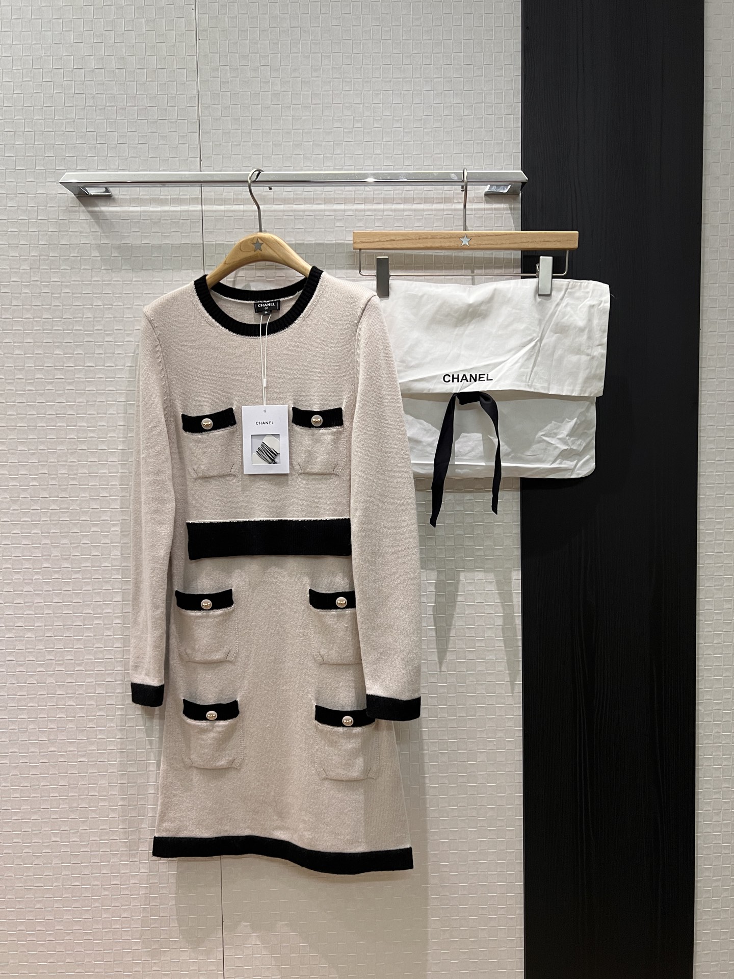 NO:564178,New 25K fake two-piece color-blocked long-sleeved knitted dress with bow and double C buckle, multi-pocket decoration, cashmere blend, temperament for commuting, slim fit, delivery storage bag cloth bag, black apricot SML,,skirts,alexander wang19860909新款25K 假两件拼色长袖针织连衣裙蝴蝶结双c扣 多口袋装饰羊绒混纺 气质通勤 修身显瘦 配送收纳袋布包 黑色杏色 SML,,skirts,alexander wang,Women's clothing