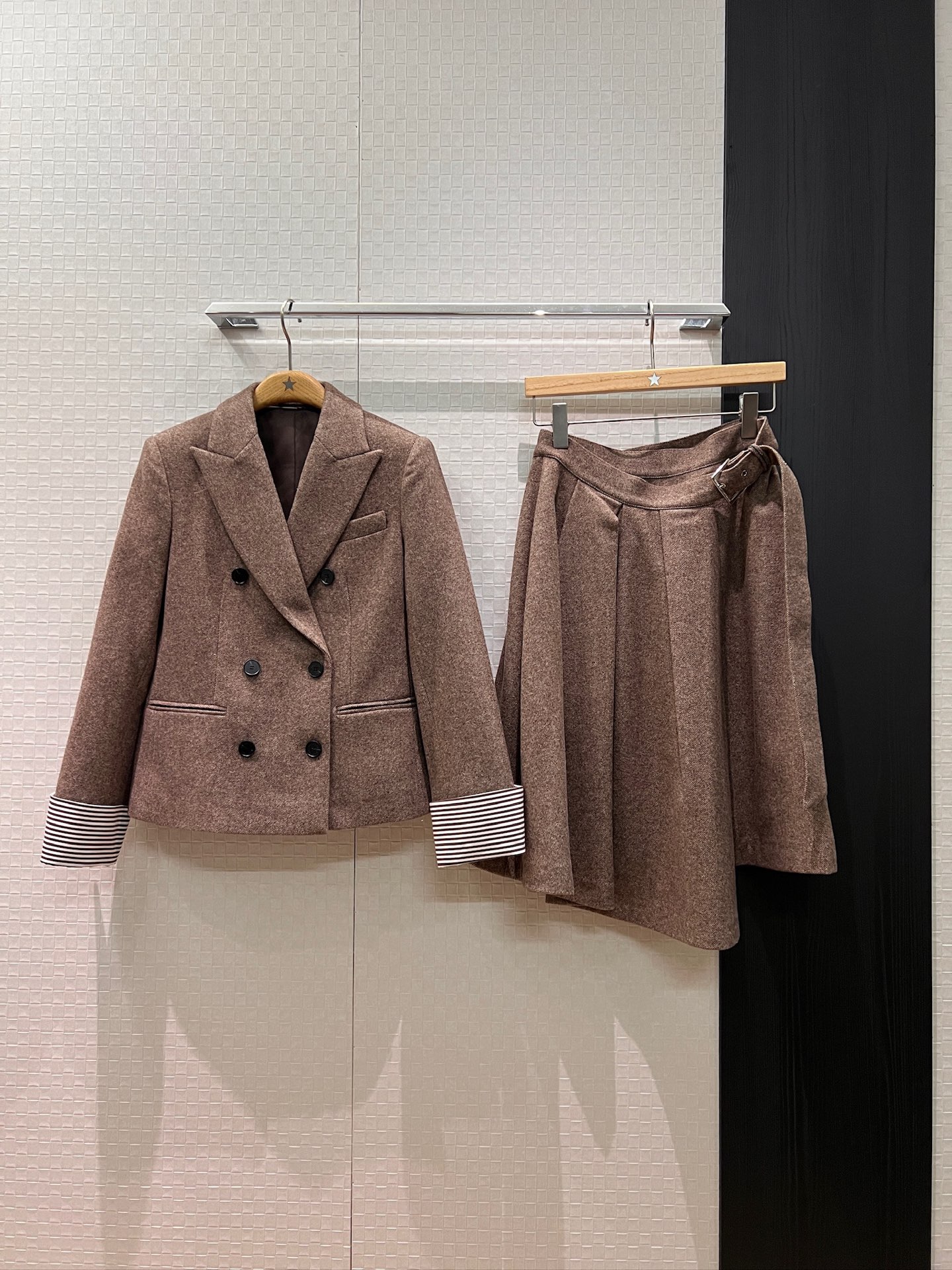 NO:564194,Jacket skirt 270 new style BC double-breasted striped cuffs spliced ​​wool suit jacket with belt wide pleat wrap design skirt classic bead chain logo temperament commuting fashion simple S-XL,,skirts,jackets & coats,business suit,alexander wang19860909外套半裙270新款BC双排扣条纹袖口拼接羊毛西装外套系腰带宽褶包裹设计半裙 经典珠链标识 气质通勤 时尚简约S-XL,,skirts,jackets & coats,business suit,alexander wang,Women's clothing