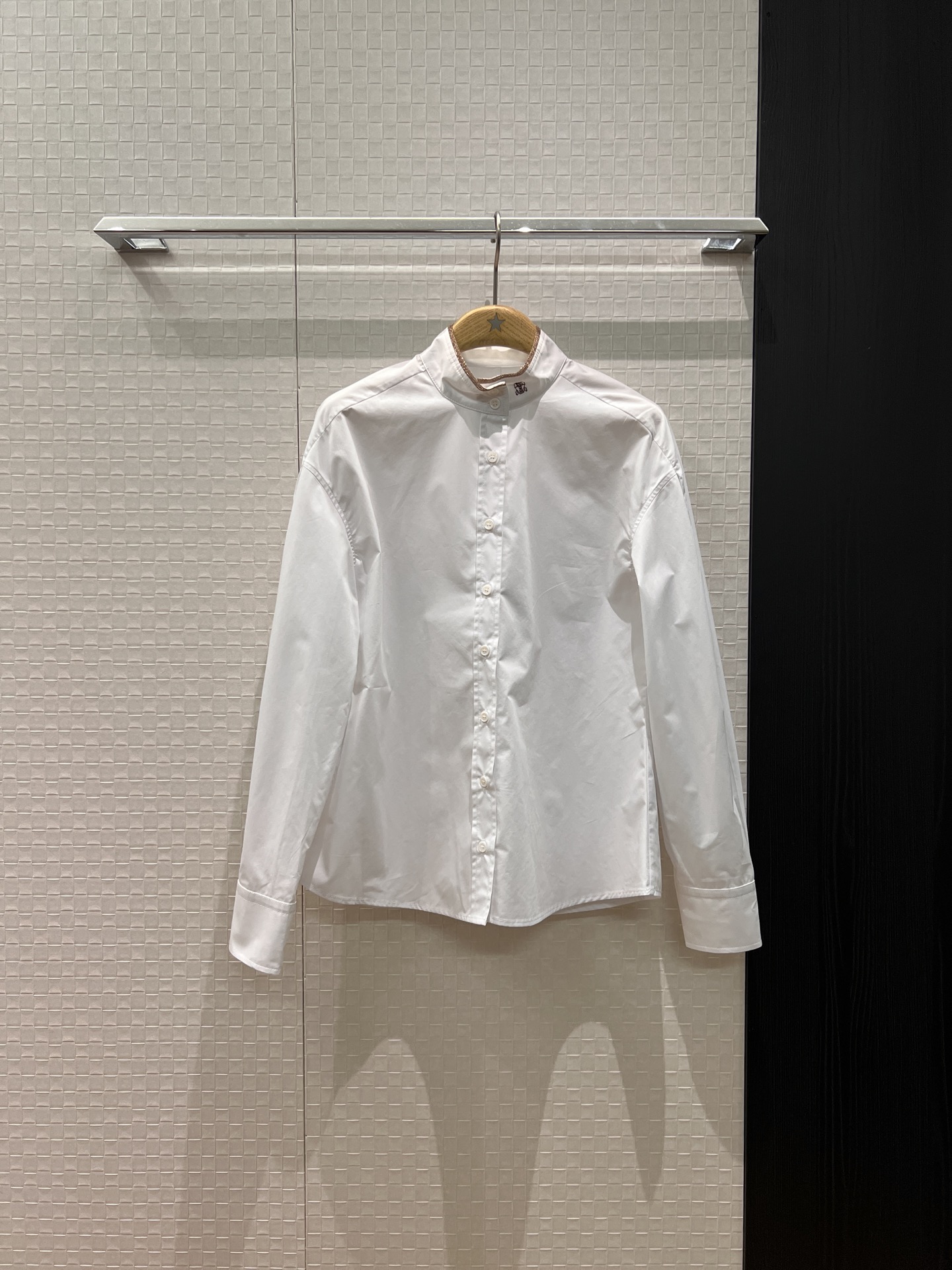 NO:564203,New BC bead chain stand-up collar stitching design shirt collar badge embroidered logo simple and fashionable must-have for age reduction S-XL,,alexander wang19860909新款BC珠链立领拼接设计衬衣领口徽章刺绣logo 简约时尚减龄必备 S-XL,,alexander wang,Women's clothing