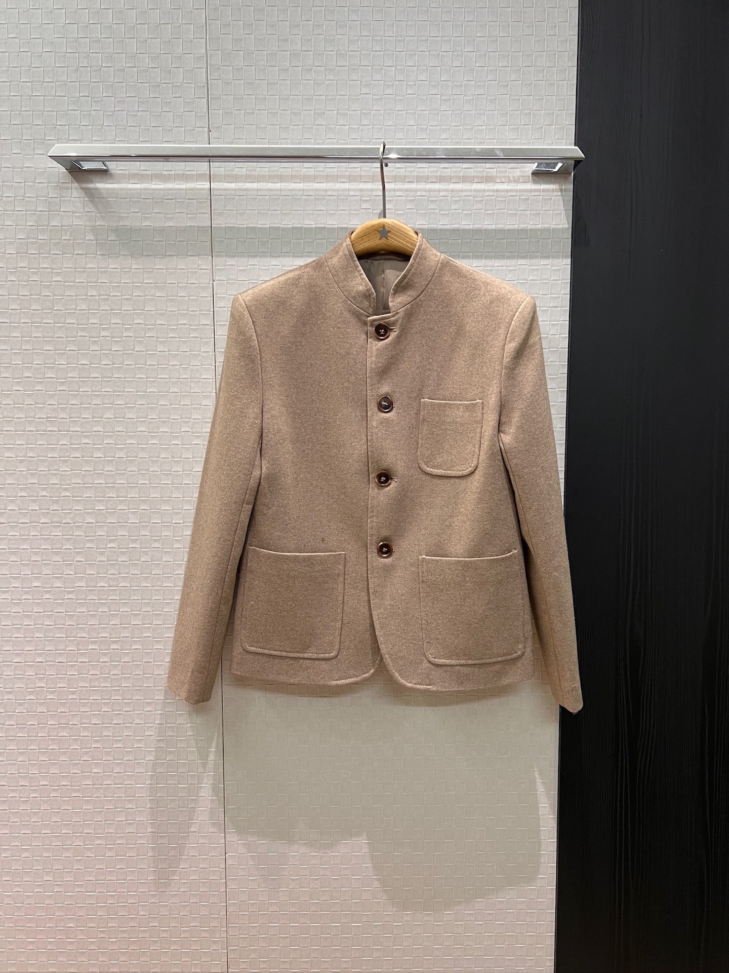 NO:564231,New arrival LP small stand collar retro wool twill jacket old money style commuter fashion casual versatile oatmeal coffee color SML,,loro piana,jackets & coats,alexander wang19860909新款来袭LP小立领复古羊毛斜纹外套老钱风 通勤时尚 休闲百搭燕麦色咖色 SML,,loro piana,jackets & coats,alexander wang,Women's clothing