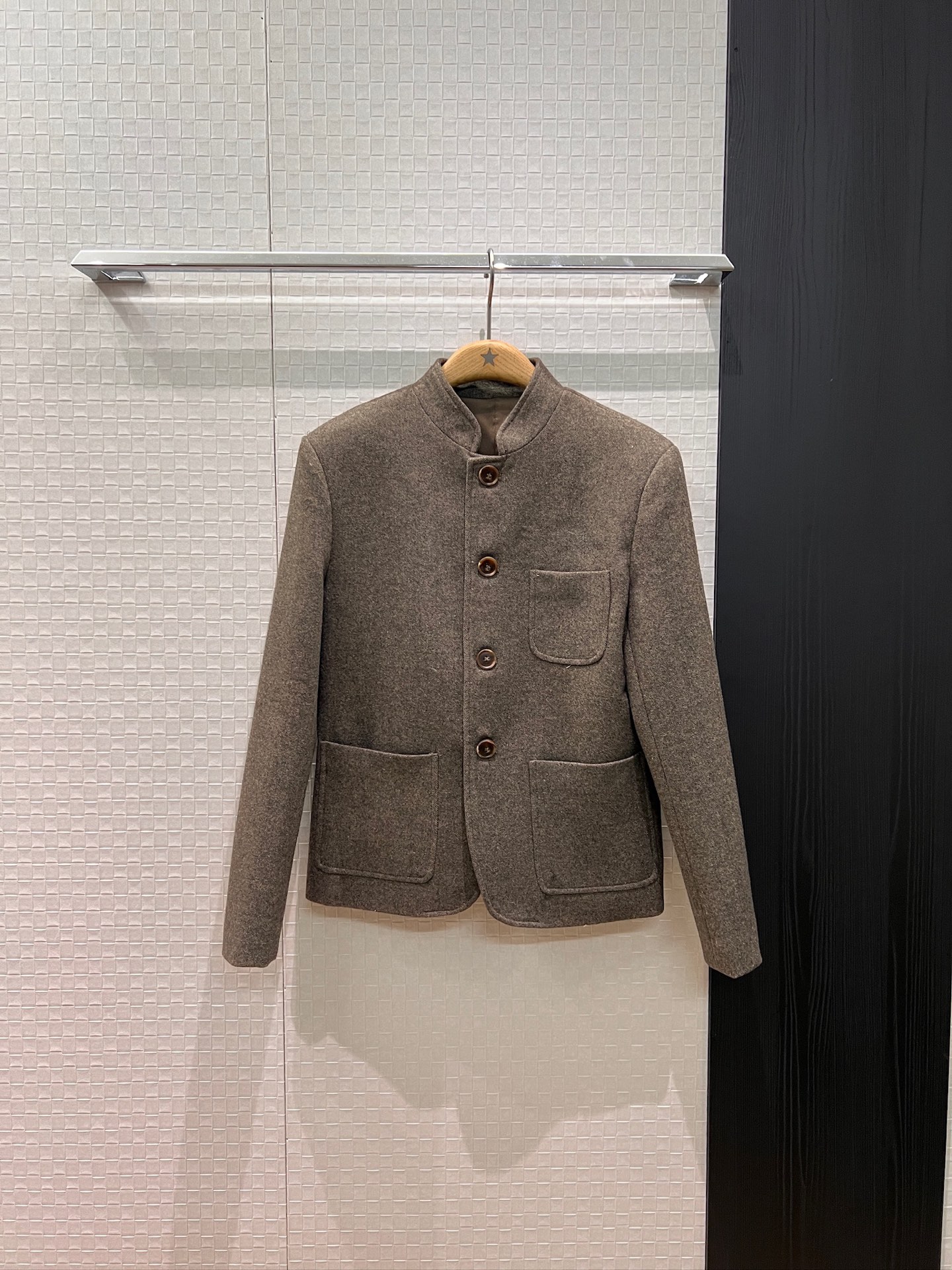NO:564217,New arrival LP small stand collar retro wool twill jacket old money style commuter fashion casual versatile oatmeal coffee color SML,,loro piana,jackets & coats,alexander wang19860909新款来袭LP小立领复古羊毛斜纹外套老钱风 通勤时尚 休闲百搭燕麦色咖色 SML,,loro piana,jackets & coats,alexander wang,Women's clothing