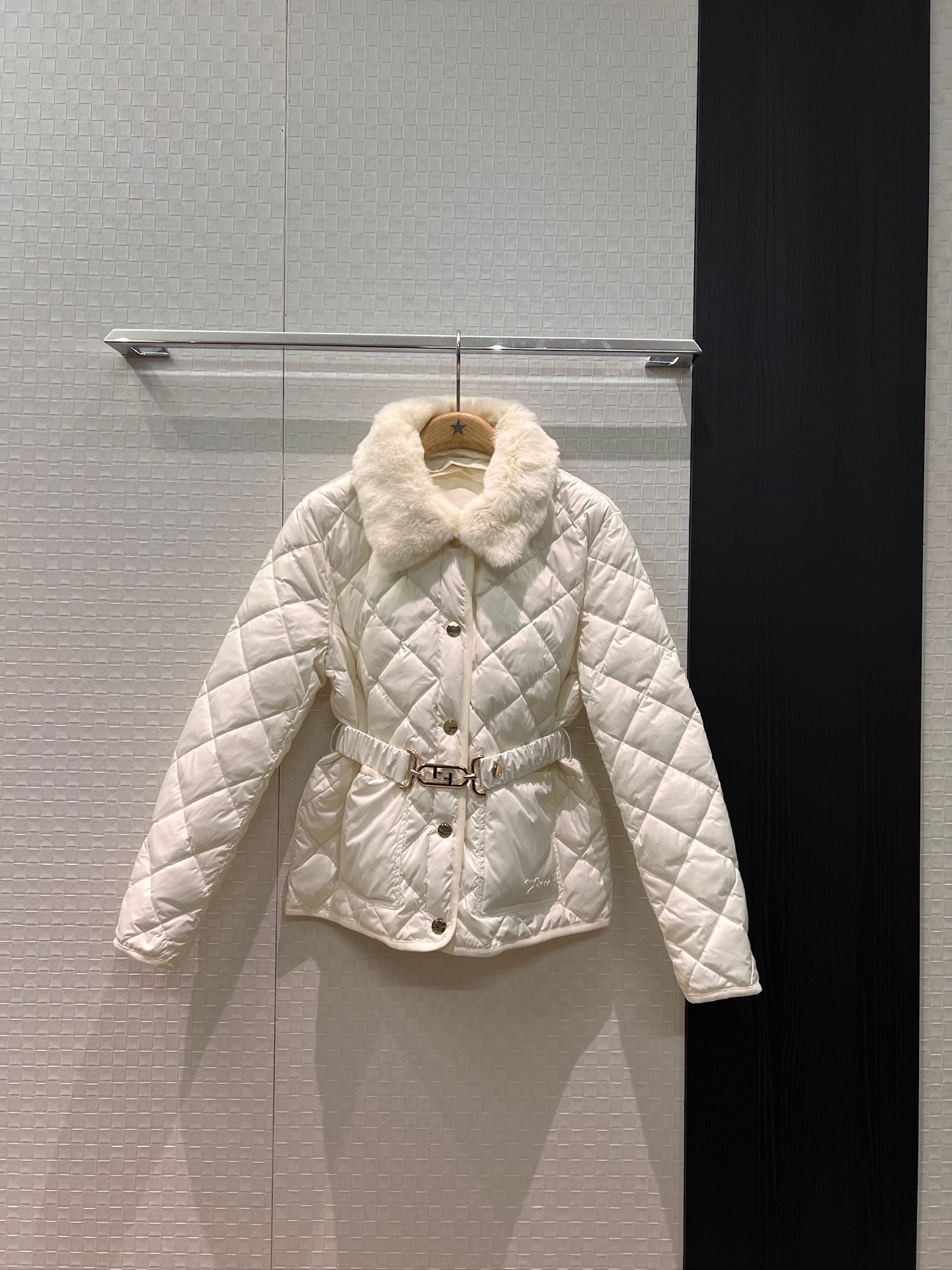 NO:564253,Comes with dust bag. New fur collar two-wear design for autumn and winter. Double F elastic waistband and rhombus down jacket. Fur collar detachable elastic waistband for slim fit. Pocket embroidery logo decoration. Hardware accessories mold opening. 90 down and 10 feathers are essential for warmth. Age-reducing and not picky. Black and white SML,,jackets & coats,down jacket,alexander wang19860909配防尘袋秋冬新款毛领两穿设计 双F松紧腰带收腰菱格羽绒服外套 毛领可拆卸松紧束腰带修身显瘦 口袋刺绣logo装饰 五金配件开模 90羽绒10羽毛保暖必备 减龄不挑人 黑色白色 SML,,jackets & coats,down jacket,alexander wang,Women's clothing