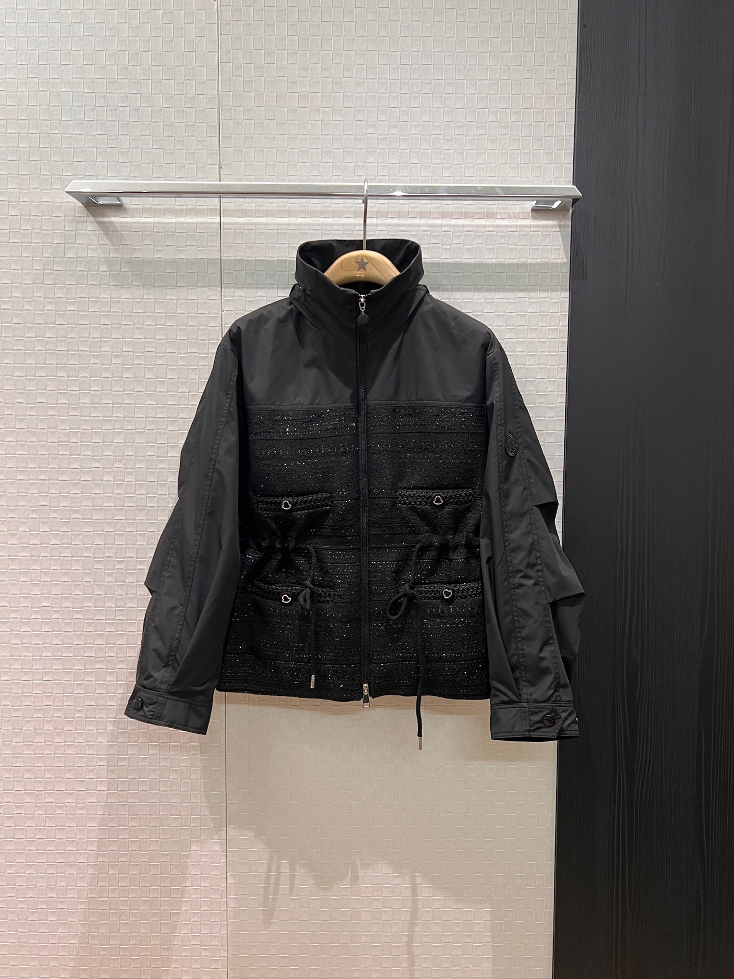 NO:564268,New muzzle hooded tweed splicing design windbreaker coat hood with stowable collar four pocket decoration loose and casual waist adjustable with drawstring waist and slim fit classic logo armband decoration hardware accessories mold opening fashionable and versatile loose and age-reducing black and white SML,,Moncler,jackets & coats,hats,alexander wang19860909新款蒙口连帽 粗花呢拼接设计风衣外套帽子可收纳衣领 四口袋装饰 宽松休闲 腰围可抽绳调节 收腰修身经典logo袖标装饰 五金配件开模 时尚百搭 宽松减龄 黑色白色 SML,,Moncler,jackets & coats,hats,alexander wang,Women's clothing