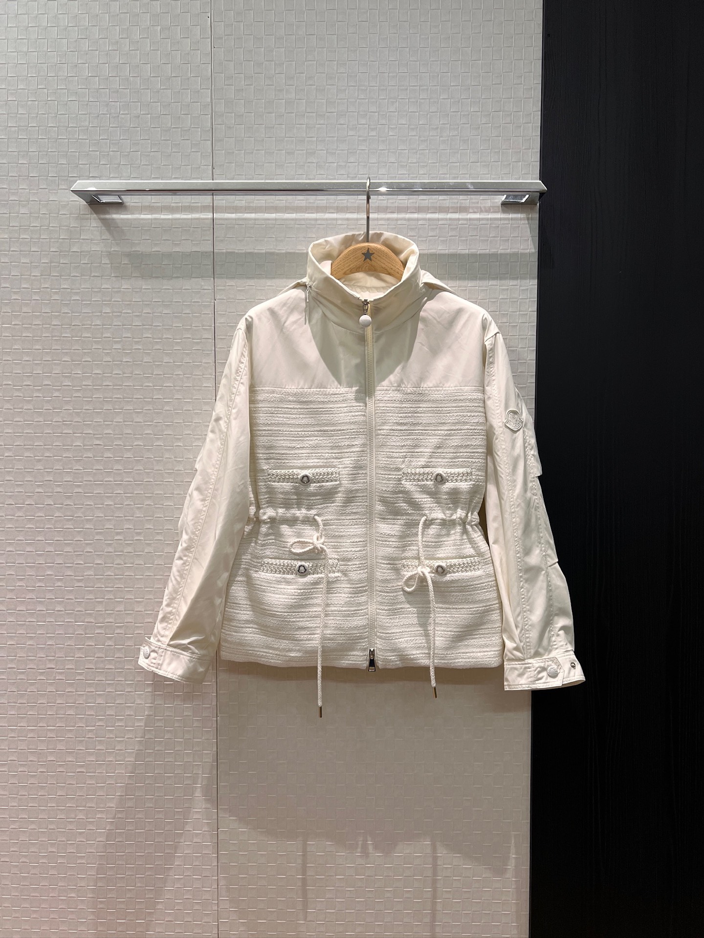 NO:564213,New muzzle hooded tweed splicing design windbreaker coat hood with stowable collar four pocket decoration loose and casual waist adjustable with drawstring waist and slim fit classic logo armband decoration hardware accessories mold opening fashionable and versatile loose and age-reducing black and white SML,,Moncler,jackets & coats,hats,alexander wang19860909新款蒙口连帽 粗花呢拼接设计风衣外套帽子可收纳衣领 四口袋装饰 宽松休闲 腰围可抽绳调节 收腰修身经典logo袖标装饰 五金配件开模 时尚百搭 宽松减龄 黑色白色 SML,,Moncler,jackets & coats,hats,alexander wang,Women's clothing