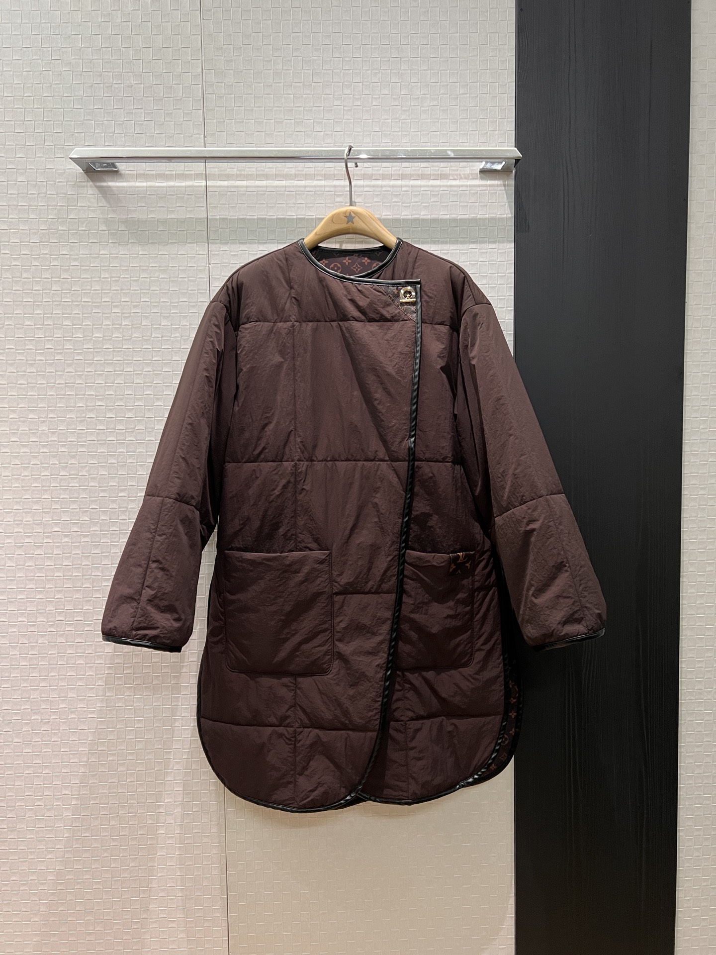 NO:565409,New style presbyopic print lining mid-length cotton jacket with leather black edges irregular side slits molded hardware loose and casual concave shape must-have S-XL,,jackets & coats,alexander wang19860909新款老花印花内里中长款棉服外套皮质黑色边 不规则侧边开叉 开模五金宽松休闲 凹造型必备 S-XL,,jackets & coats,alexander wang,Women's clothing