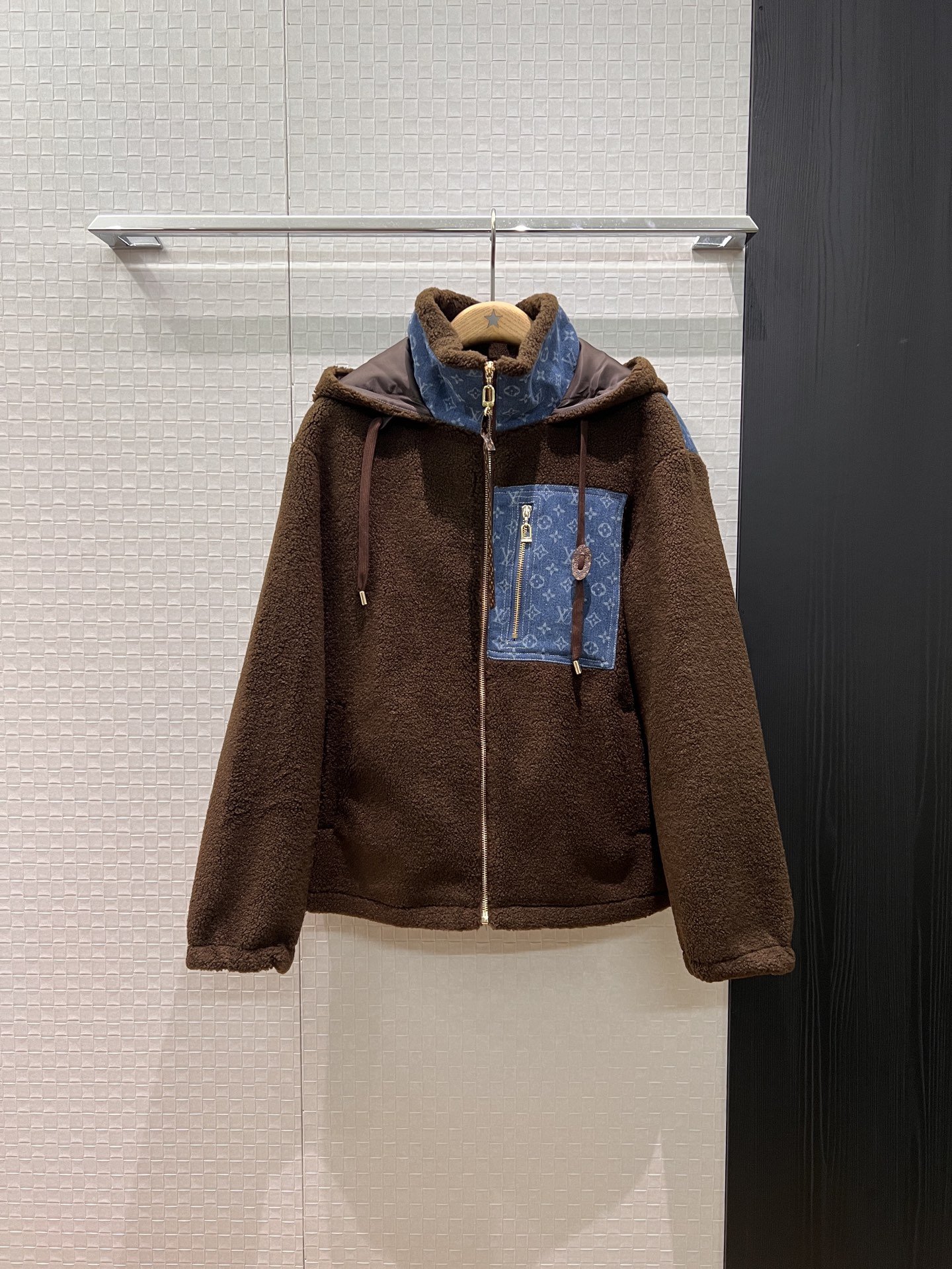 NO:565418,New presbyopic denim spliced ​​with Teddy fur, hooded turtleneck polar fleece jacket with non-detachable hood, molded hardware accessories, fashionable and casual, age-reducing and versatile, loose and warm, brown and white S-XL,,jackets & coats,hats,alexander wang19860909新款老花牛仔拼接泰迪毛毛 连帽高领摇粒绒外套帽子不可拆 五金配件开模时尚休闲 减龄百搭 宽松保暖 咖色白色 S-XL,,jackets & coats,hats,alexander wang,Women's clothing