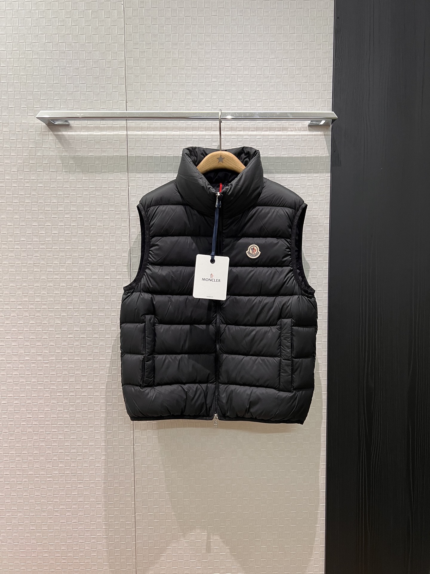 NO:565415,New style muzzle with dust bag. Classic stand-up collar goose down vest. Logo badge on chest decorated with logo printed webbing. Open mold hardware. 90 down and 10 feathers. Loose and casual. Can be worn by men and women. Versatile for all ages. Black and white khaki 1-5, Moncler, down jacket, alexander wang19860909配防尘袋新款蒙口 经典立领鹅绒马甲 胸前logo徽章装饰logo印花织带包边 开模五金 90羽绒10羽毛宽松休闲 男女可穿 减龄百搭 黑白卡其 1-5,,Moncler,down jacket,alexander wang,Women's clothing