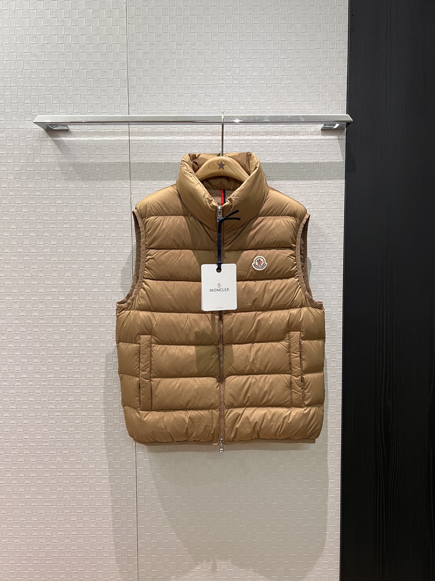 NO:565422,New style muzzle with dust bag. Classic stand-up collar goose down vest. Logo badge on chest decorated with logo printed webbing. Open mold hardware. 90 down and 10 feathers. Loose and casual. Can be worn by men and women. Versatile for all ages. Black and white khaki 1-5, Moncler, down jacket, alexander wang19860909配防尘袋新款蒙口 经典立领鹅绒马甲 胸前logo徽章装饰logo印花织带包边 开模五金 90羽绒10羽毛宽松休闲 男女可穿 减龄百搭 黑白卡其 1-5,,Moncler,down jacket,alexander wang,Women's clothing