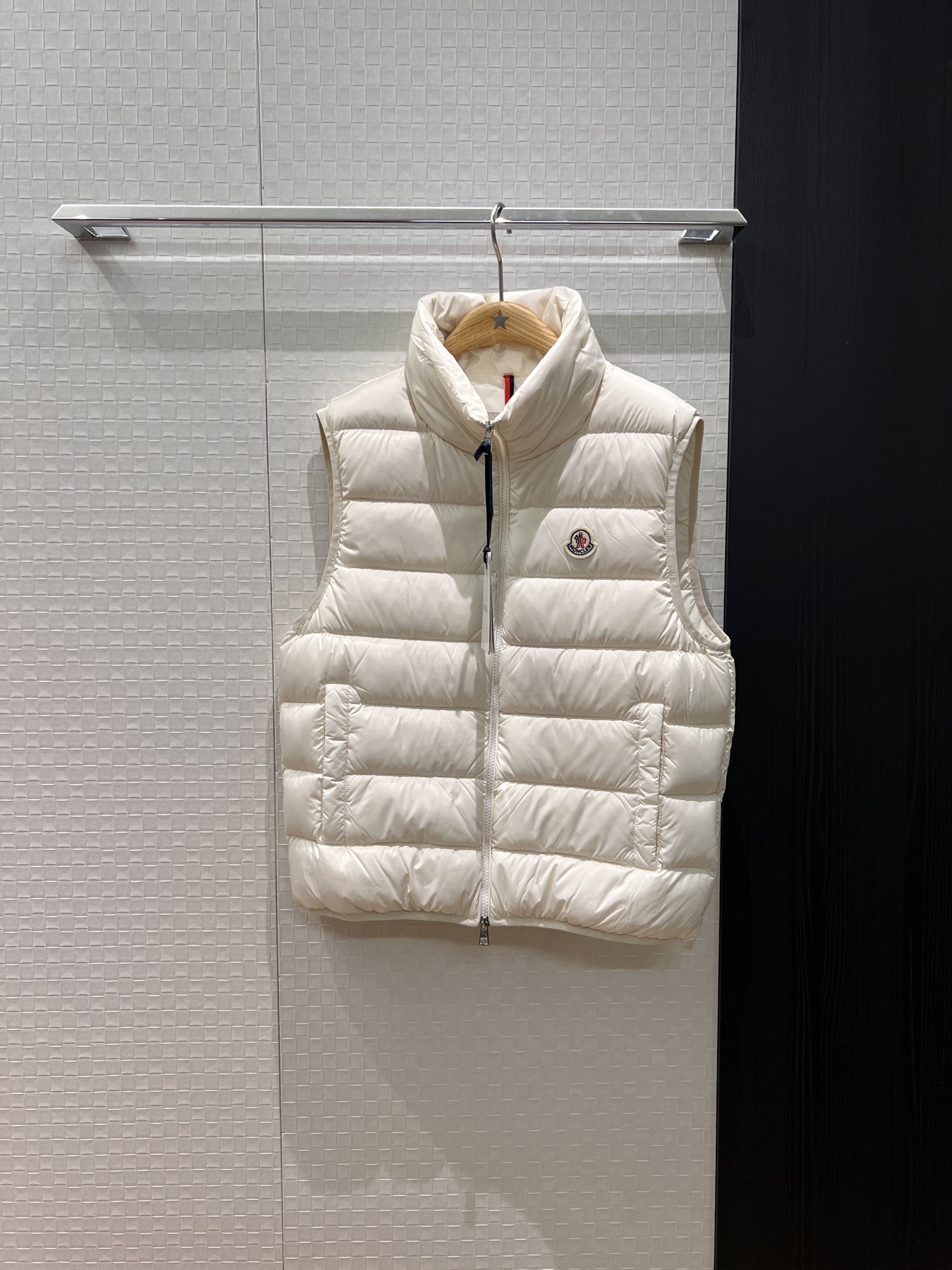 NO:565429,New style muzzle with dust bag. Classic stand-up collar goose down vest. Logo badge on chest decorated with logo printed webbing. Open mold hardware. 90 down and 10 feathers. Loose and casual. Can be worn by men and women. Versatile for all ages. Black and white khaki 1-5, Moncler, down jacket, alexander wang19860909配防尘袋新款蒙口 经典立领鹅绒马甲 胸前logo徽章装饰logo印花织带包边 开模五金 90羽绒10羽毛宽松休闲 男女可穿 减龄百搭 黑白卡其 1-5,,Moncler,down jacket,alexander wang,Women's clothing