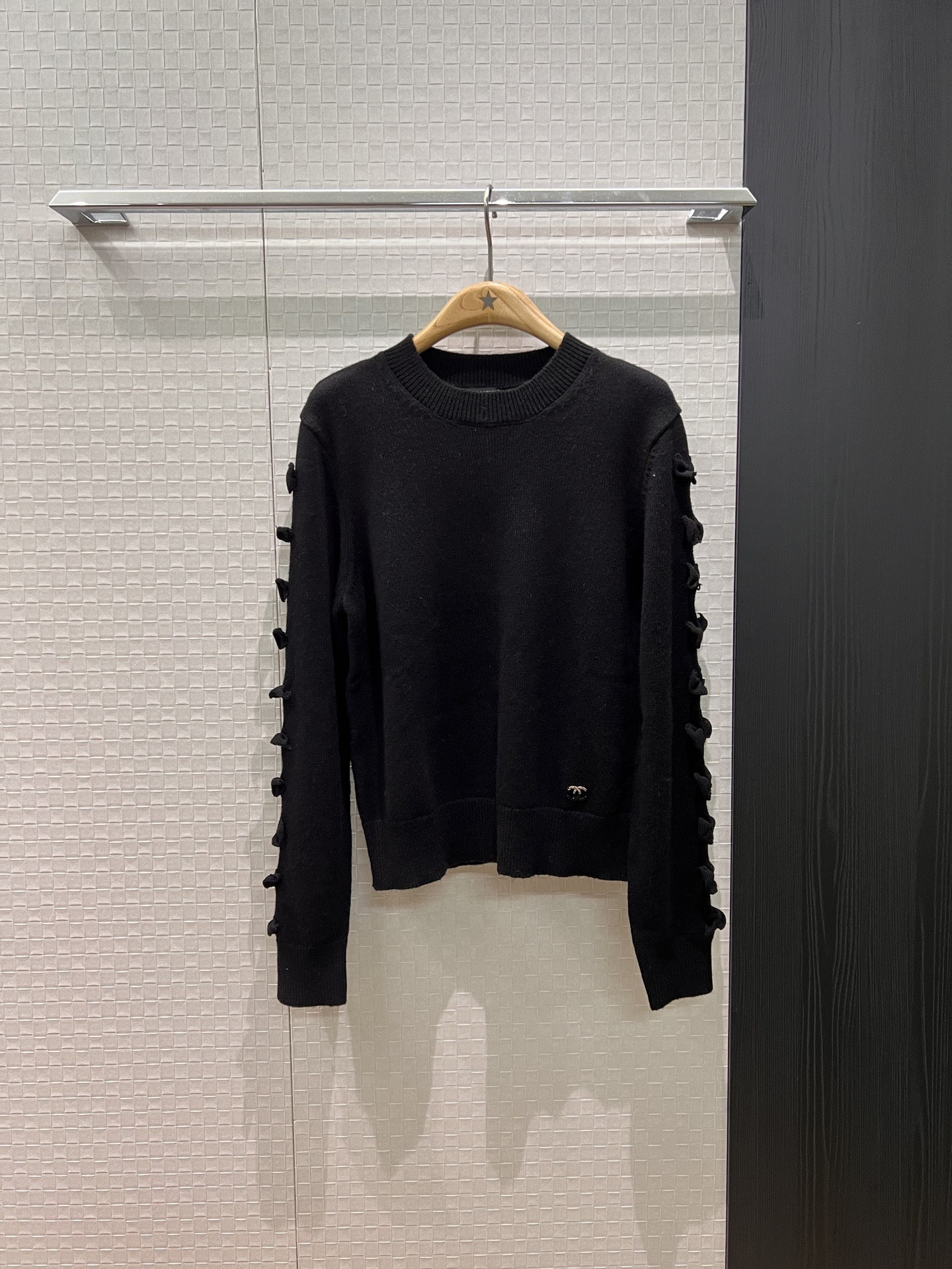 NO:565462,K's new sleeves are decorated with hollow bows. Round neck long-sleeved knitted wool top with double C logo decoration on the hem. Slim fit, sweet and versatile. Black and white. SML,,alexander wang19860909K新款袖子镂空蝴蝶结装饰 圆领长袖针织羊毛上衣下摆双C标志装饰 修身显瘦甜美百搭 黑色白色 SML,,alexander wang,Women's clothing