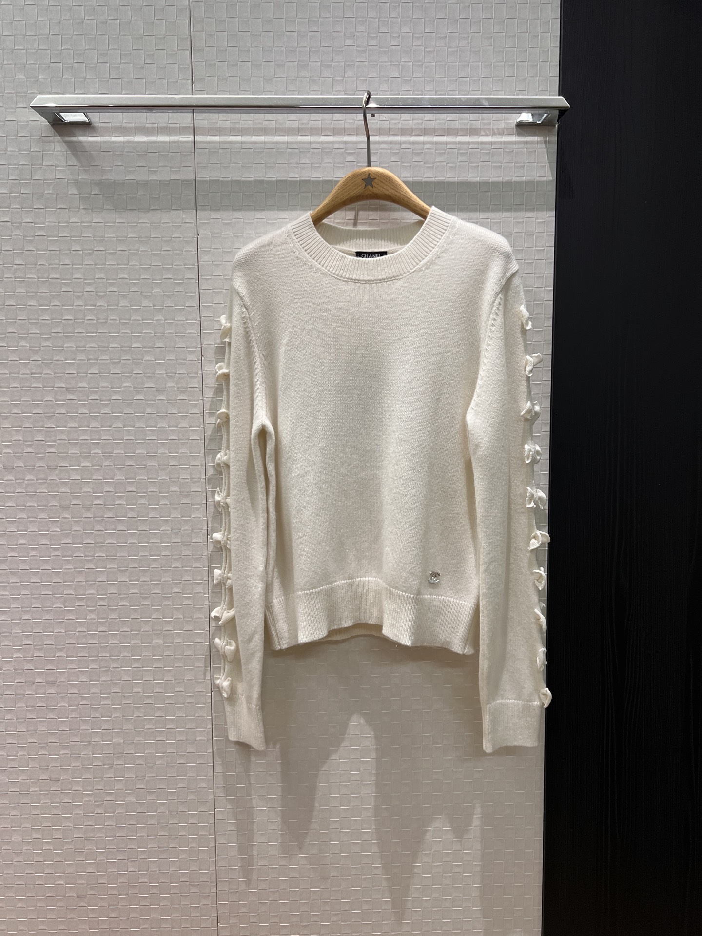 NO:565468,K's new sleeves are decorated with hollow bows. Round neck long-sleeved knitted wool top with double C logo decoration on the hem. Slim fit, sweet and versatile. Black and white. SML,,alexander wang19860909K新款袖子镂空蝴蝶结装饰 圆领长袖针织羊毛上衣下摆双C标志装饰 修身显瘦甜美百搭 黑色白色 SML,,alexander wang,Women's clothing