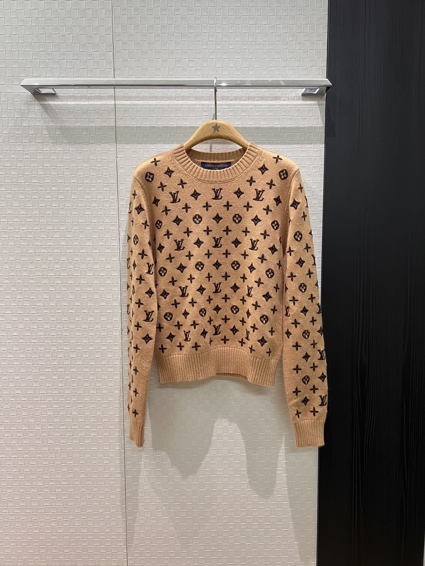 NO:565439,Autumn and winter new classic three-dimensional presbyopic embroidered khaki crew neck sweater, loose and slim, fashionable and versatile, full of high-end sense and a must-have for age reduction SML,,sweaters,alexander wang19860909秋冬新款经典立体老花刺绣卡其圆领毛衣 宽松显瘦 时尚百搭 高级感满满减龄必备 SML,,sweaters,alexander wang,Women's clothing