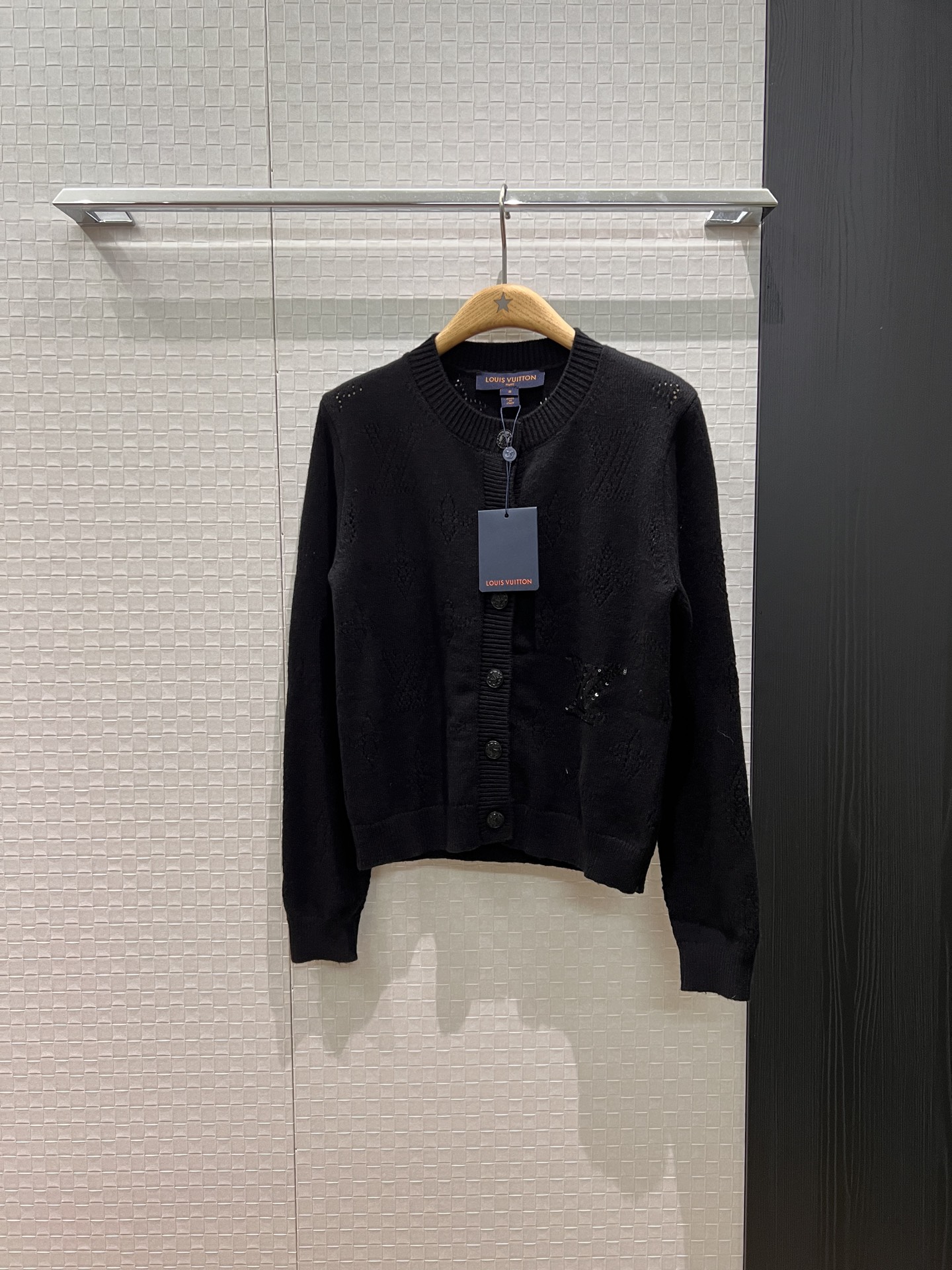 NO:565430,New hollow jacquard round neck knitted cardigan jacket with embroidered sequin letter logo decoration on the hem. Vacation casual college style. Versatile for all ages. SML,,jackets & coats,alexander wang19860909新款镂空提花圆领针织开衫外套下摆刺绣亮片字母logo装饰 度假休闲学院风 减龄百搭 SML,,jackets & coats,alexander wang,Women's clothing