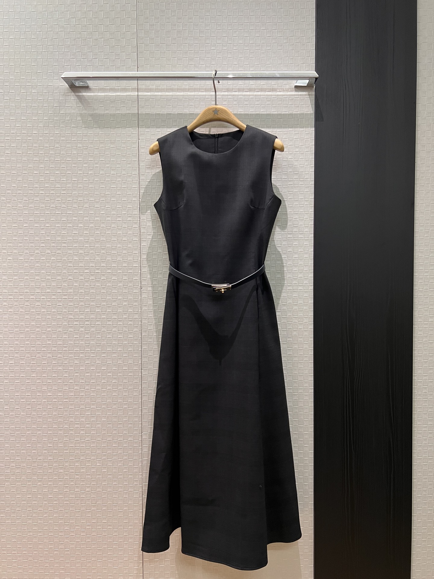 NO:566172,New minimalist wool fine grid dark pattern, sleeveless vest dress, three-dimensional tailoring, slim and slim, pockets on both sides with belt decoration, Hepburn style elegance, classic fashion S-XL,,skirts,alexander wang19860909新款冲冲极简羊毛细格暗纹 无袖背心连衣裙立体剪裁 修身显瘦 两侧有口袋配送腰带装饰 赫本风优雅 经典时尚 S-XL,,skirts,alexander wang,Women's clothing