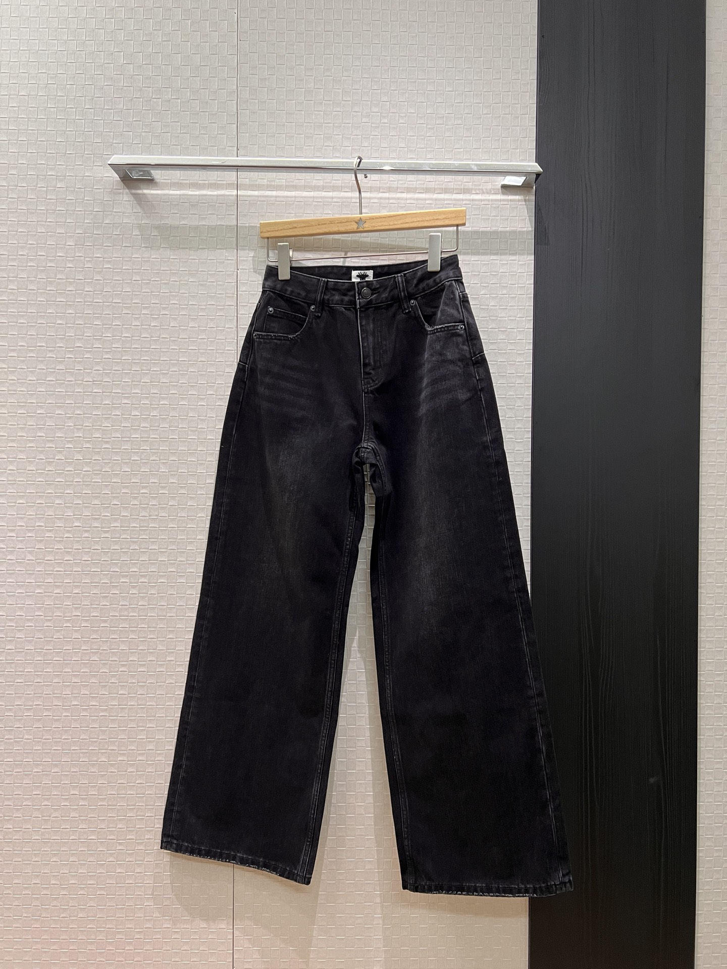 NO:565442,New style super simple wide-leg jeans, washed carbon black bee logo, sweet, cool and casual, age-reducing and versatile, slim fit 26-29,,jeans,alexander wang19860909新款冲冲极简直筒阔腿牛仔裤 水洗碳黑小蜜蜂标 甜酷休闲 减龄百搭 修身显瘦26-29,,jeans,alexander wang,Women's clothing