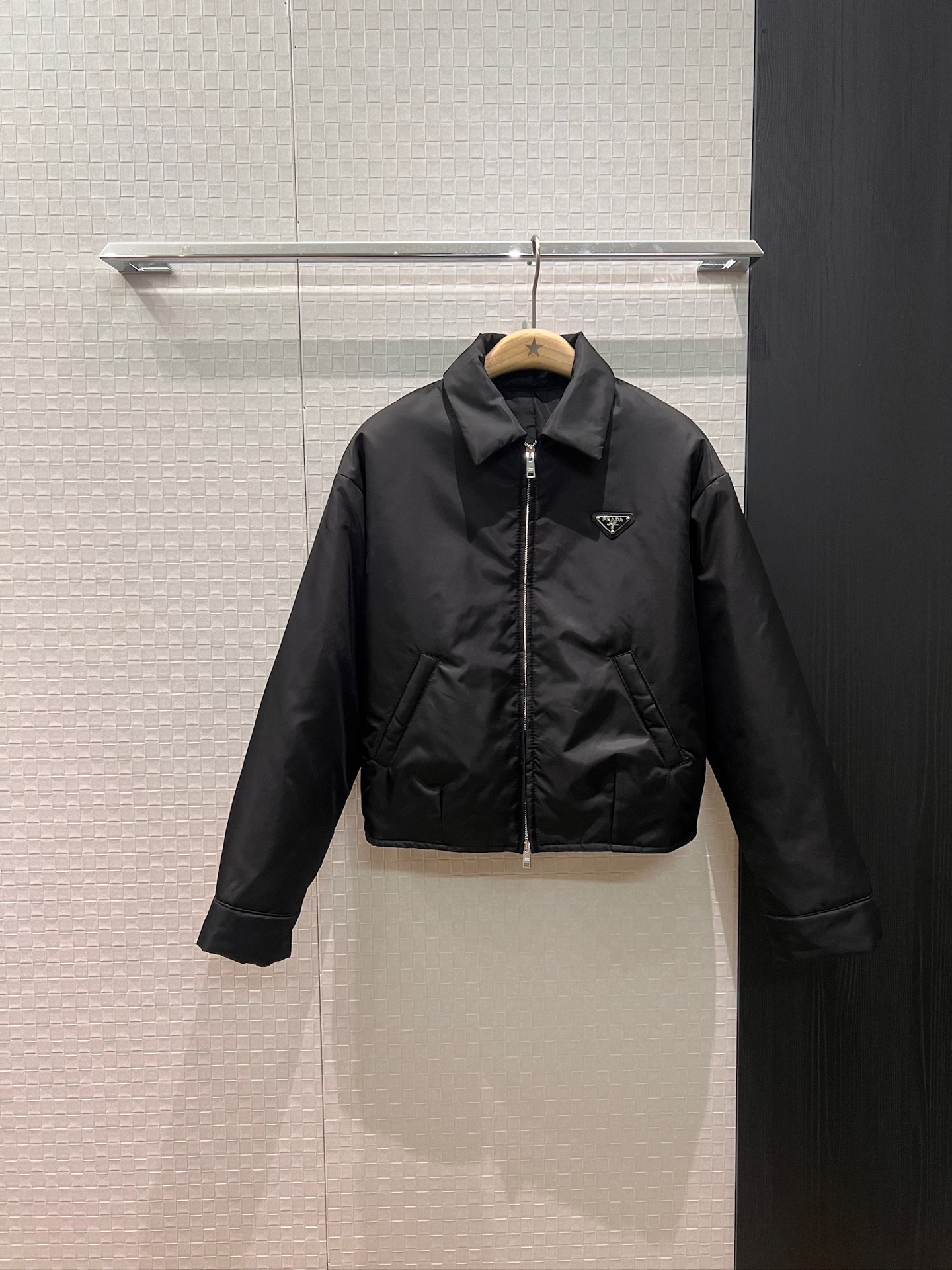 NO:565475,New recommended classic lapel zipper short cotton jacket with triangle logo badge decoration. Elastic waist at the hem. Loose, lazy, handsome and sweet. Versatile for ageing, black, dark blue and coffee. SML,,jackets & coats,jackets & coats,alexander wang19860909新款推荐经典翻领拉链短款棉衣夹克外套 三角标logo徽章装饰 下摆弹力收腰 宽松慵懒帅气甜酷 减龄百搭黑色深蓝咖色 SML,,jackets & coats,jackets & coats,alexander wang,Women's clothing