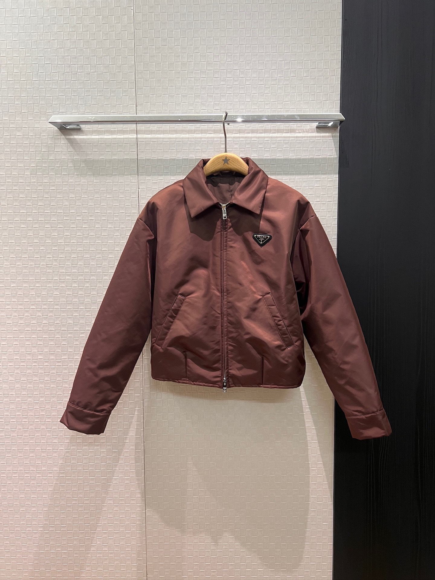 NO:565499,New recommended classic lapel zipper short cotton jacket with triangle logo badge decoration. Elastic waist at the hem. Loose, lazy, handsome and sweet. Versatile for ageing, black, dark blue and coffee. SML,,jackets & coats,jackets & coats,alexander wang19860909新款推荐经典翻领拉链短款棉衣夹克外套 三角标logo徽章装饰 下摆弹力收腰 宽松慵懒帅气甜酷 减龄百搭黑色深蓝咖色 SML,,jackets & coats,jackets & coats,alexander wang,Women's clothing