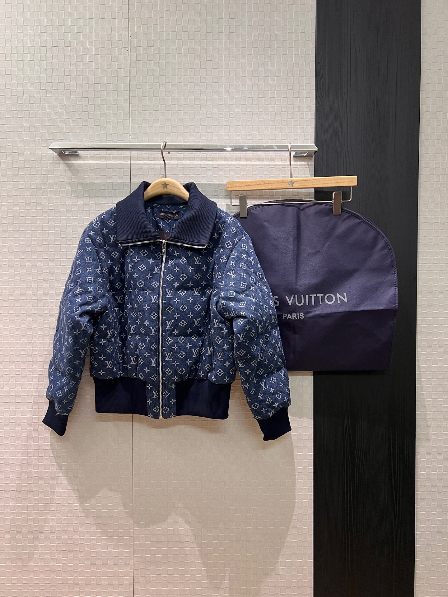 NO:566162,Comes with dust bag, new autumn and winter ribbed lapel, high collar, presbyopic denim short down jacket, waisted jacket, bread coat hem, ribbed waist, presbyopic lining, molded hardware accessories, leather accessories, sweet and cool for age reduction, 90 down and 10 feathers with dust bag SML,,jackets & coats,down jacket,alexander wang19860909配防尘袋秋冬新款罗纹翻领高领老花牛仔短款羽绒服 收腰夹克面包服下摆罗纹束腰 老花内衬 开模五金配件皮饰 甜酷减龄 90羽绒10羽毛配防尘袋 SML,,jackets & coats,down jacket,alexander wang,Women's clothing