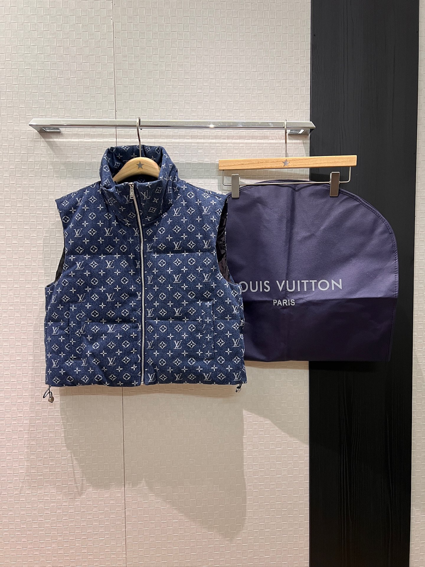 NO:566171,Comes with dust bag. Autumn and winter new stand-up collar, high collar, presbyopic denim short down vest, waistcoat with drawstring at hem, presbyopic lining, molded hardware accessories, leather accessories, sweet and cool age reduction, 90 down and 10 feathers with dust bag SML,,down jacket,alexander wang19860909配防尘袋秋冬新款立领高领老花牛仔短款羽绒马甲 背心面包服下摆抽绳可收腰 老花内衬 开模五金配件皮饰 甜酷减龄 90羽绒10羽毛配防尘袋 SML,,down jacket,alexander wang,Women's clothing