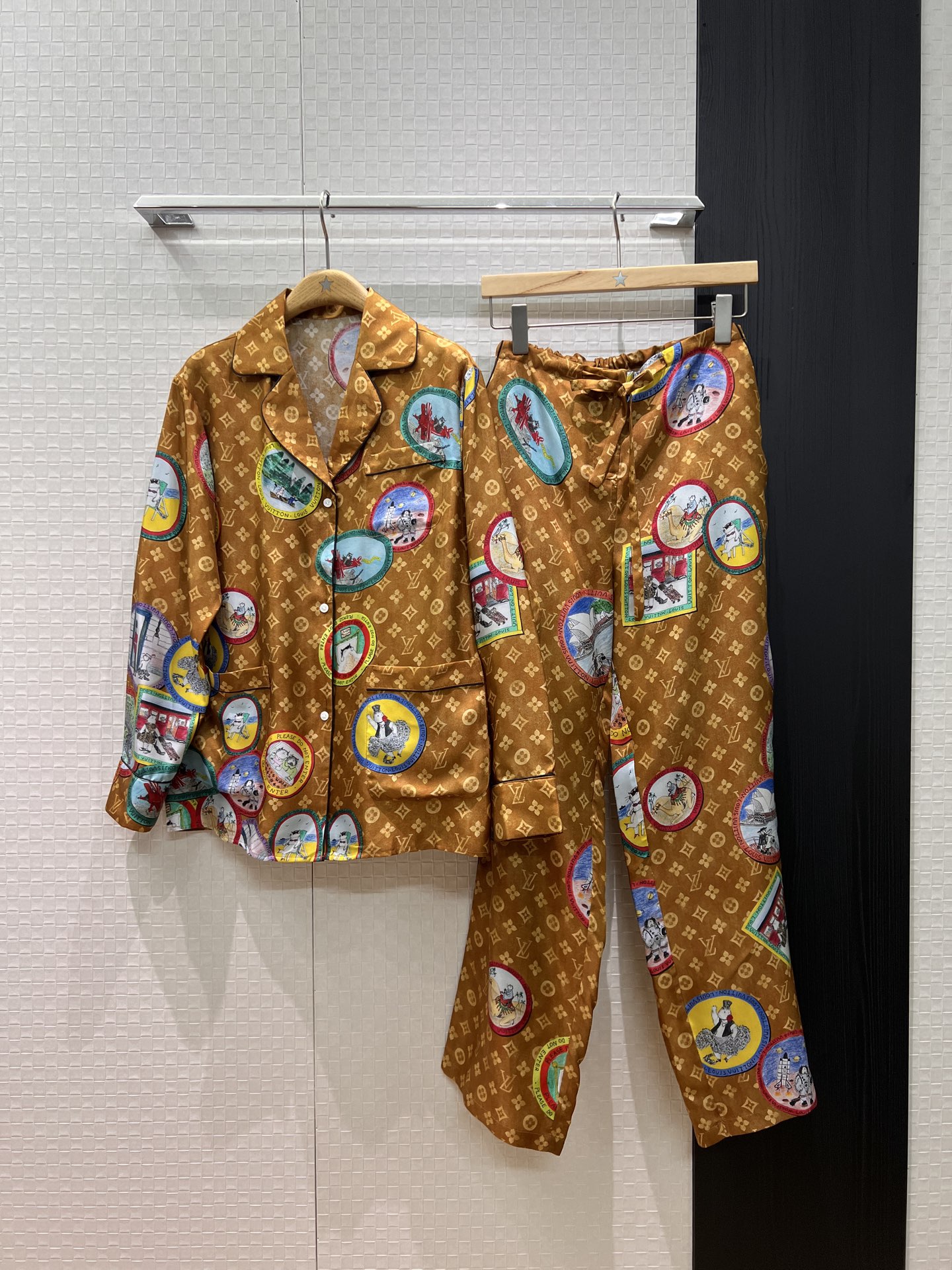 NO:566194,New cat series of shirts and pants, same style as Yao Chen and Ouyang Nana, classic presbyopic cat badge, heavy silk twill suit collar shirt, lace-up drawstring wide-leg pants, black edge, fashionable and lazy, old money style relaxed S-XL,, business suit, real silk, alexander wang19860909衬衣裤新款猫咪系列 姚晨 欧阳娜娜同款 经典老花猫咪徽章 重磅真丝斜纹西装领衬衣系带抽绳阔腿裤 黑色边 时尚慵懒 老钱风松弛S-XL,,business suit,real silk,alexander wang,Women's clothing